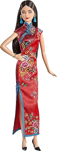 Barbie Muñeca de Año Nuevo Lunar (morena de 12 pulgadas) con vestido Cheongsam de satén rojo con accesorios, regalo coleccionable para niños y