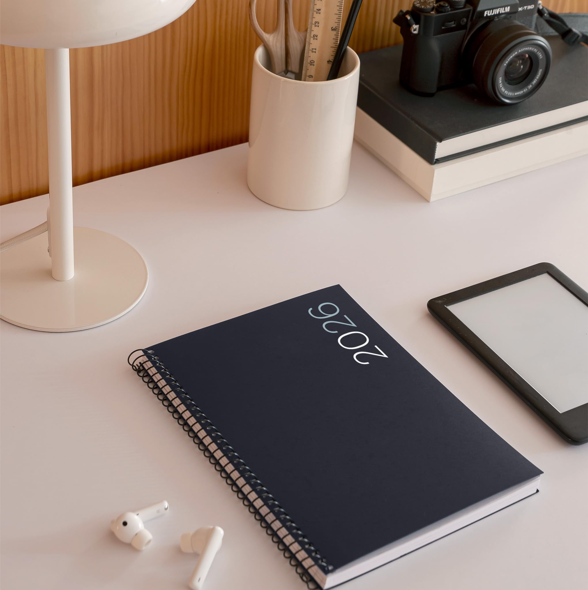 Miquelrius - Agenda Annuel 2024, Semaine Vue Verticale, Taille Plus 155 X 213 Mm (similaire A5), Couverture Souple Polypropylène, Reliure Spirale, Espagnol, Anglais Et Portugais, Rouge