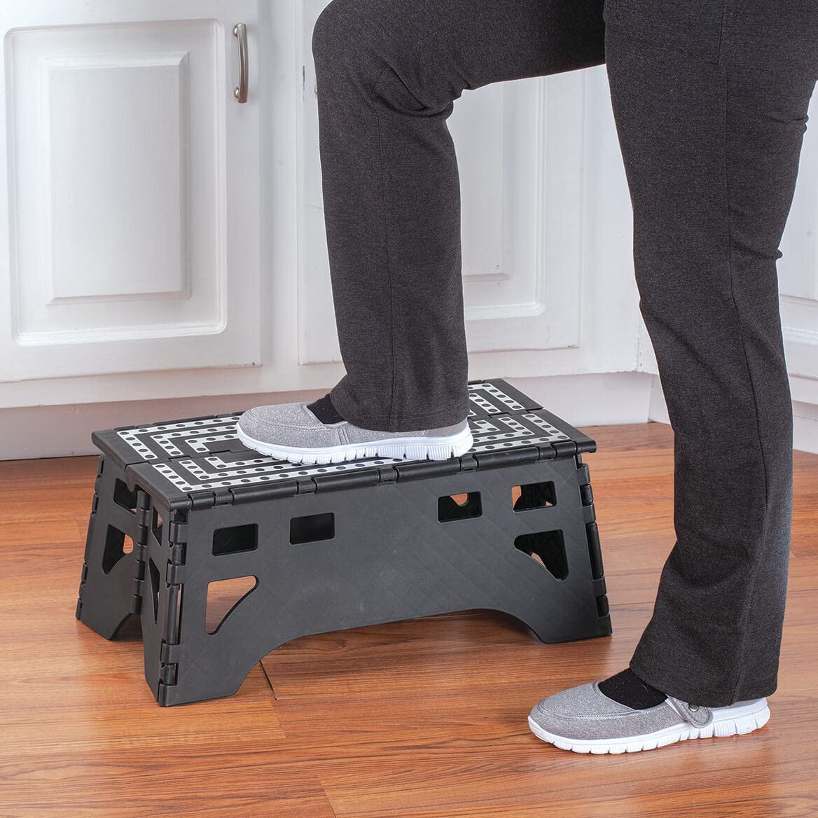 7 Folding Step Stool for Adults 200lbs Capacity Non-Slip Step Stool with Handle Collapsible Foot Stools, Blue Small Stepping Stool for Bathroom, Bedroom,Blue