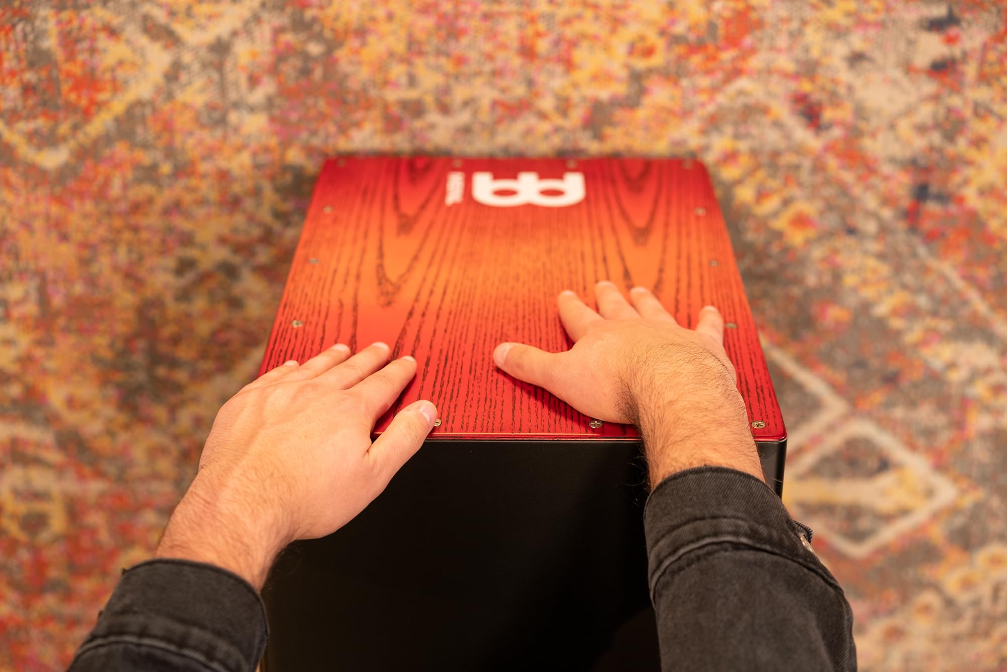 Meinl Percussion Headliner Snare Cajon, Schwarz und Rot (MCAJ100BK-TRF) | mit 2 Snare-Teppichen, Faserplatte und Weißesche
