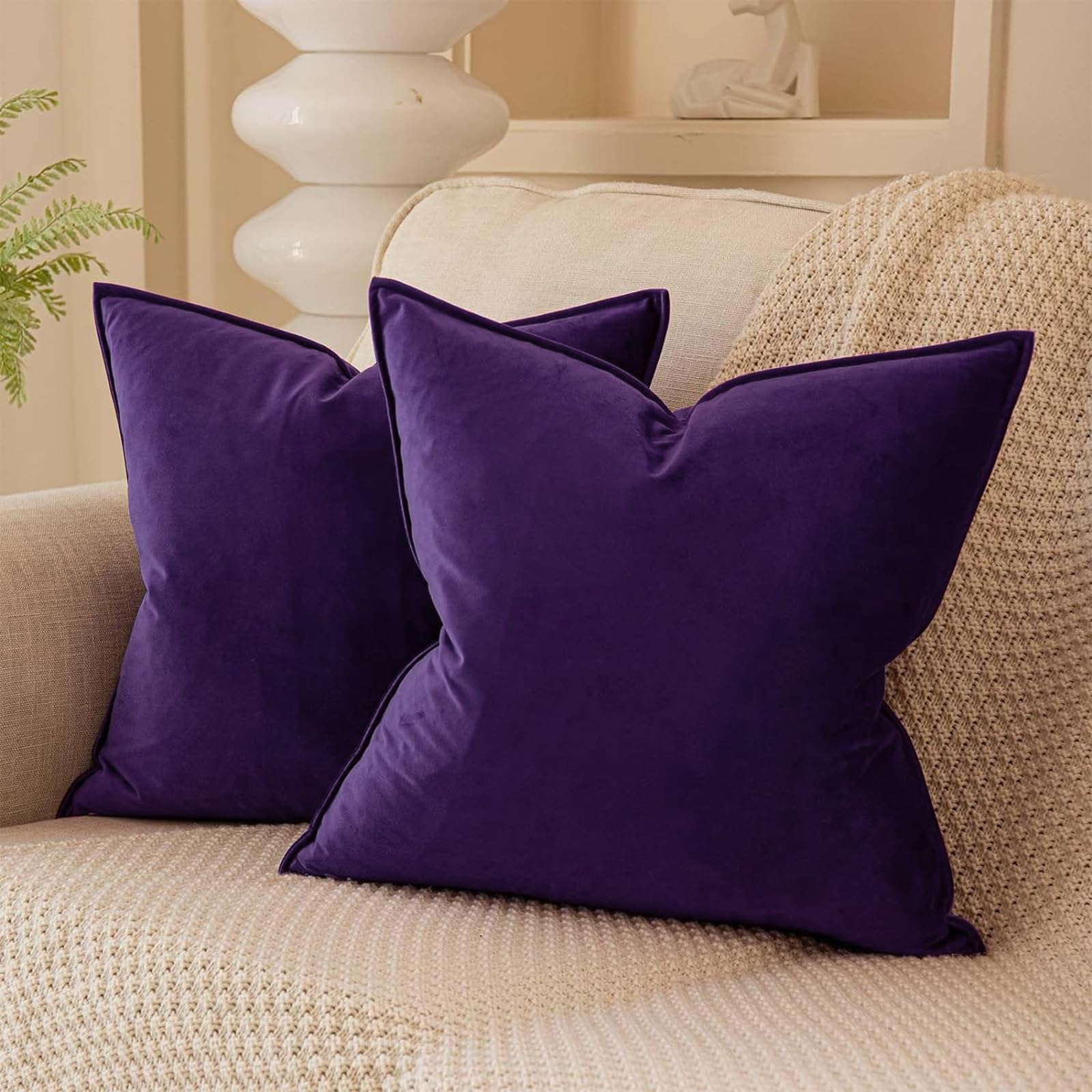 Housses de coussin en velours violet 60x60 cm pour une chambre cosy