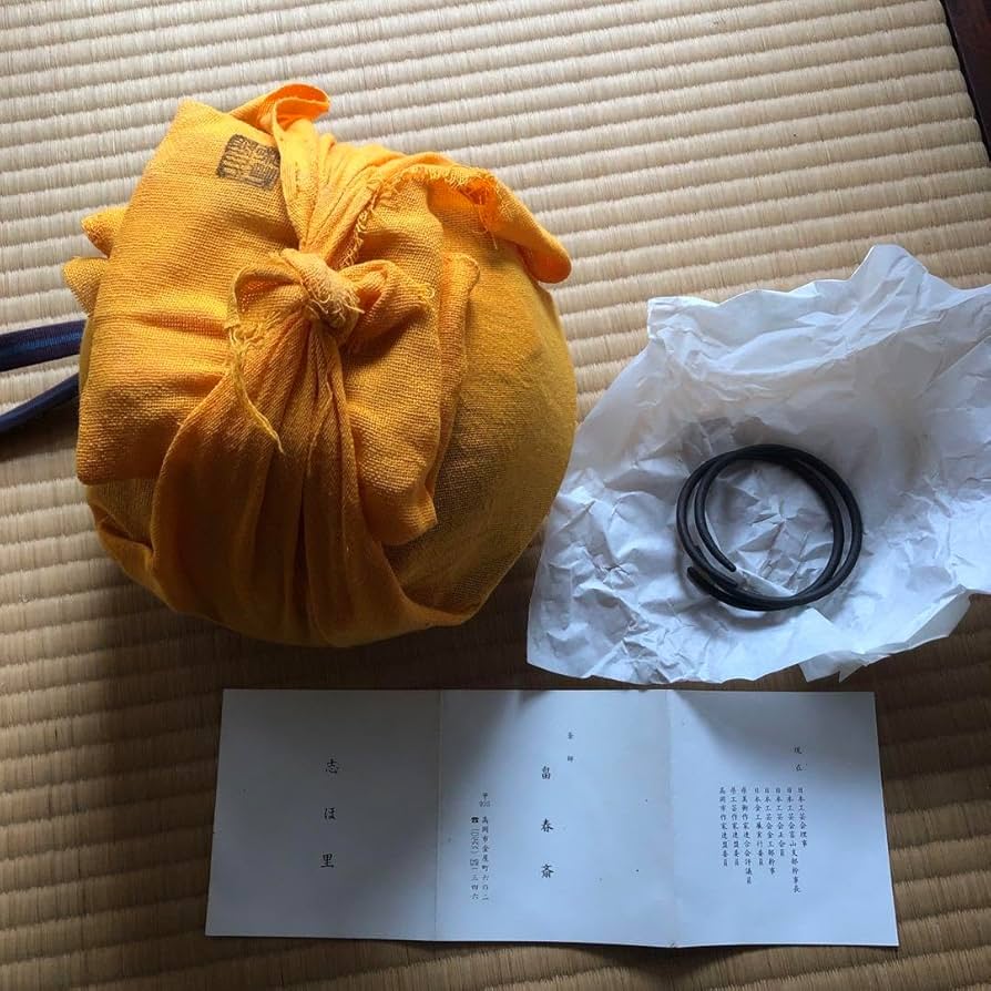 松梅紋　真形釜　釜師　畠春斎　氏作　共箱入 松文肩衝釜 畠春斎（作） 共箱 風炉用 | 古美術ささき