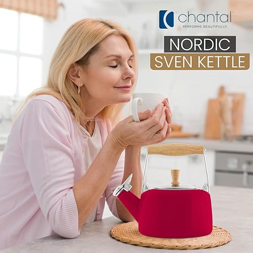 Miniatura 6 de Chantal SVEN - Tetera silbante esmaltada sobre acero con mango de madera natural, 1.4 cuartos de galón, color rojo manzana