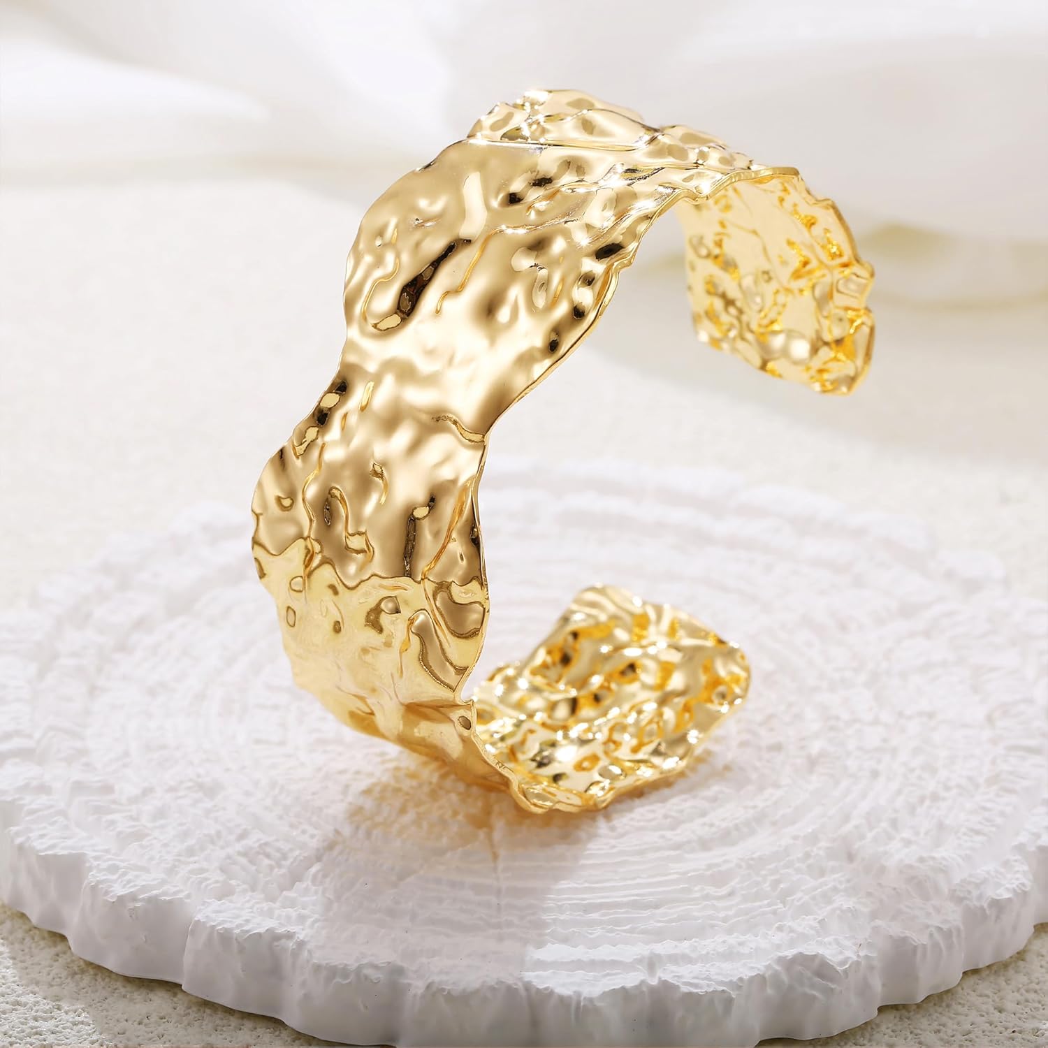 ゴールドカフバングルブレスレット レディース ワイドチャンキーオープンカフバングル イレギュラーハンマー加工 調節可能なブレスレット