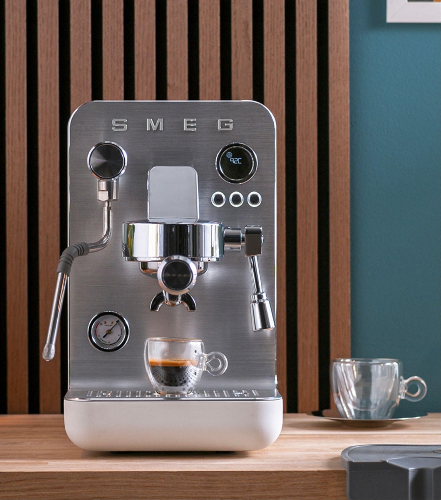 Smeg, Macchina da Caffè Espresso Manuale MiniPro EMC02, Triplo Termoblocco, Lancia Vapore e Portafiltro Professionali, Serbatoio da 1,7L, Cassetto Raccogligocce Rimovibile, 1700W, Nero Matte