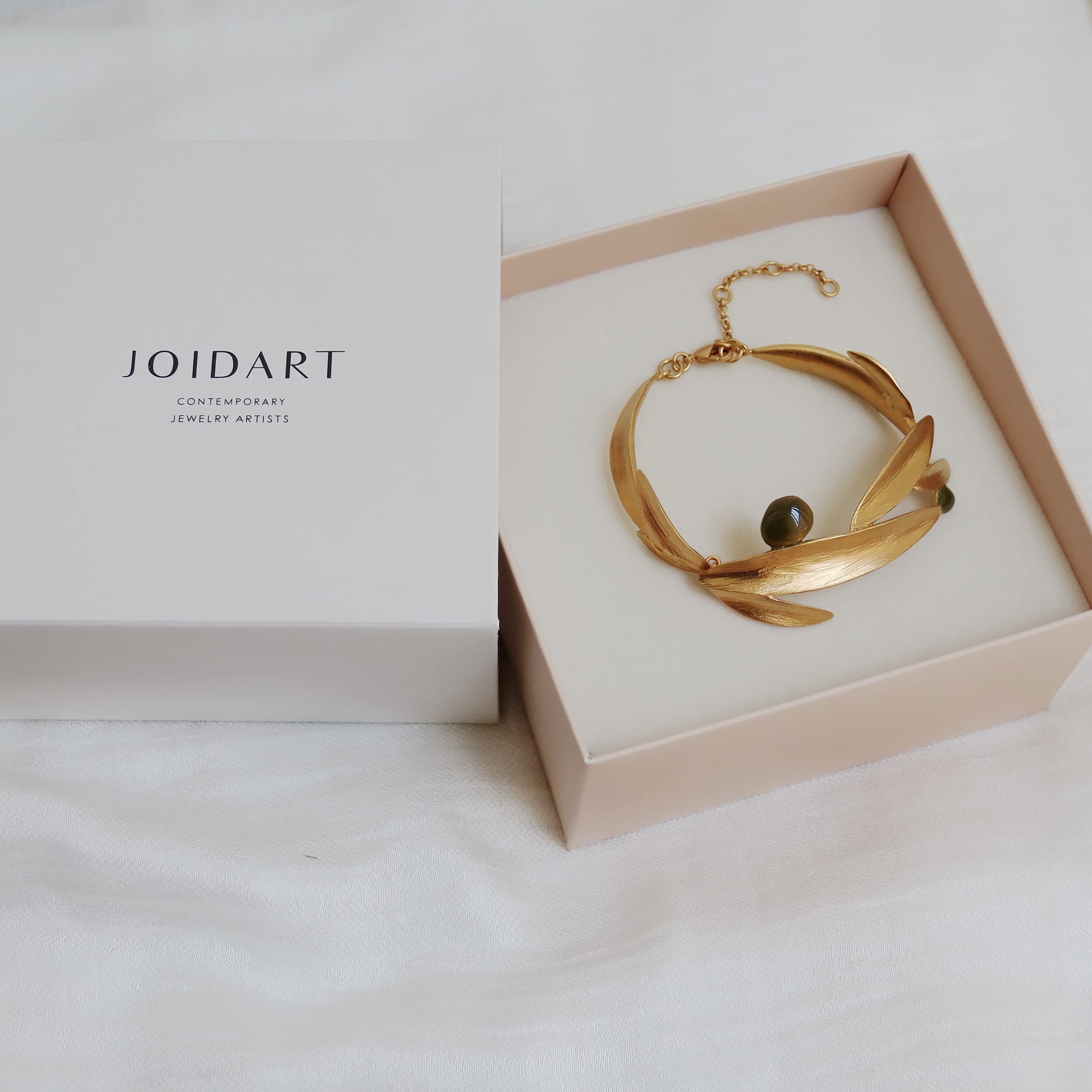 BRACCIALE DORATO OLIVIA | Disegnato da Clara Niubò | Collezione Olivia | Bracciale in metallo placcato oro 24K | d'oro