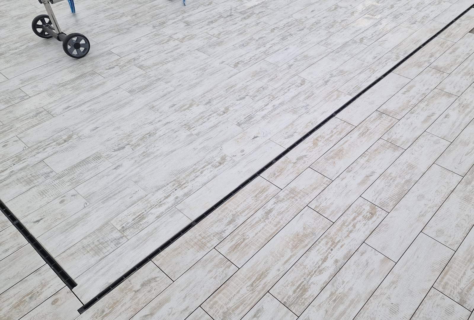 VODALAND - Canal de Drenaje con Rejilla Oculta Ranurada de plastico Color Negro - Pack de 3 Metros para terraza y Piscina, Aguas Pluviales y Desagüe | Solución Elegante y Funcional para Exteriores