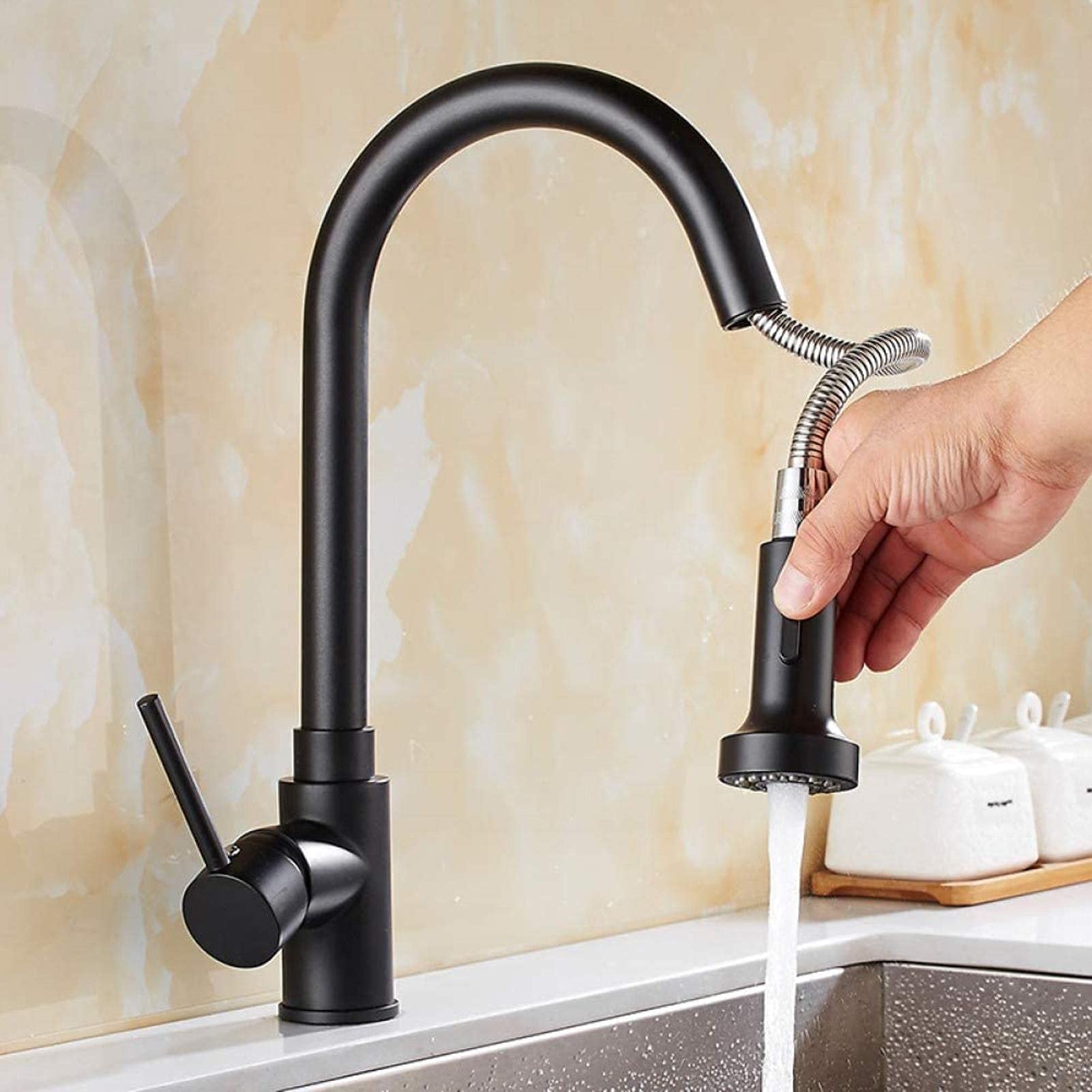 Robinet cuisine extractible noir pour simplifier le nettoyage de l'évier