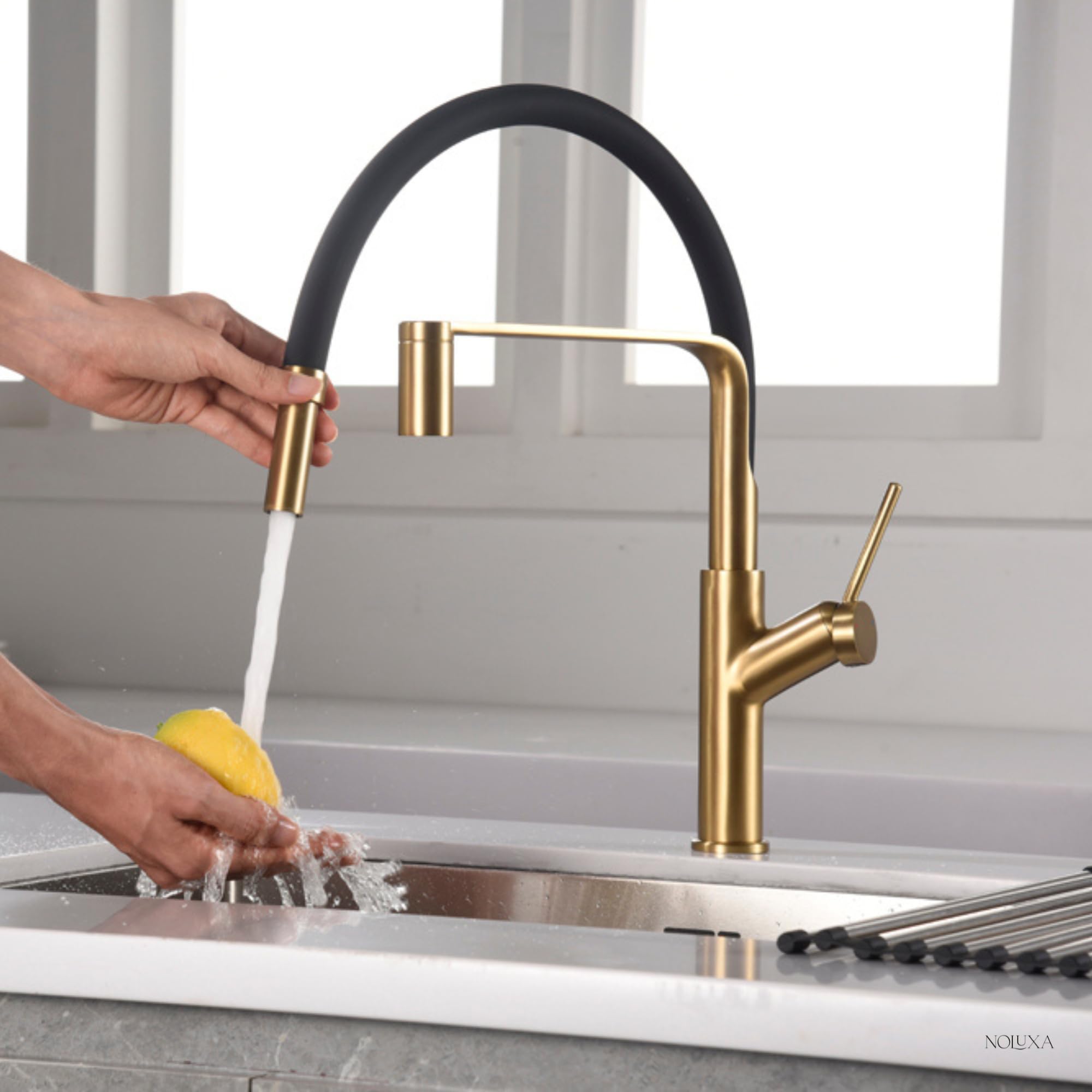 IMEX - Grifo Cocina Dorado Extraíble | Grifo Monomando Fregadero | Griferia Cocina con Ducha Flexible 360º | Grifería en Latón | Serie Sena | Color Oro Cepillado