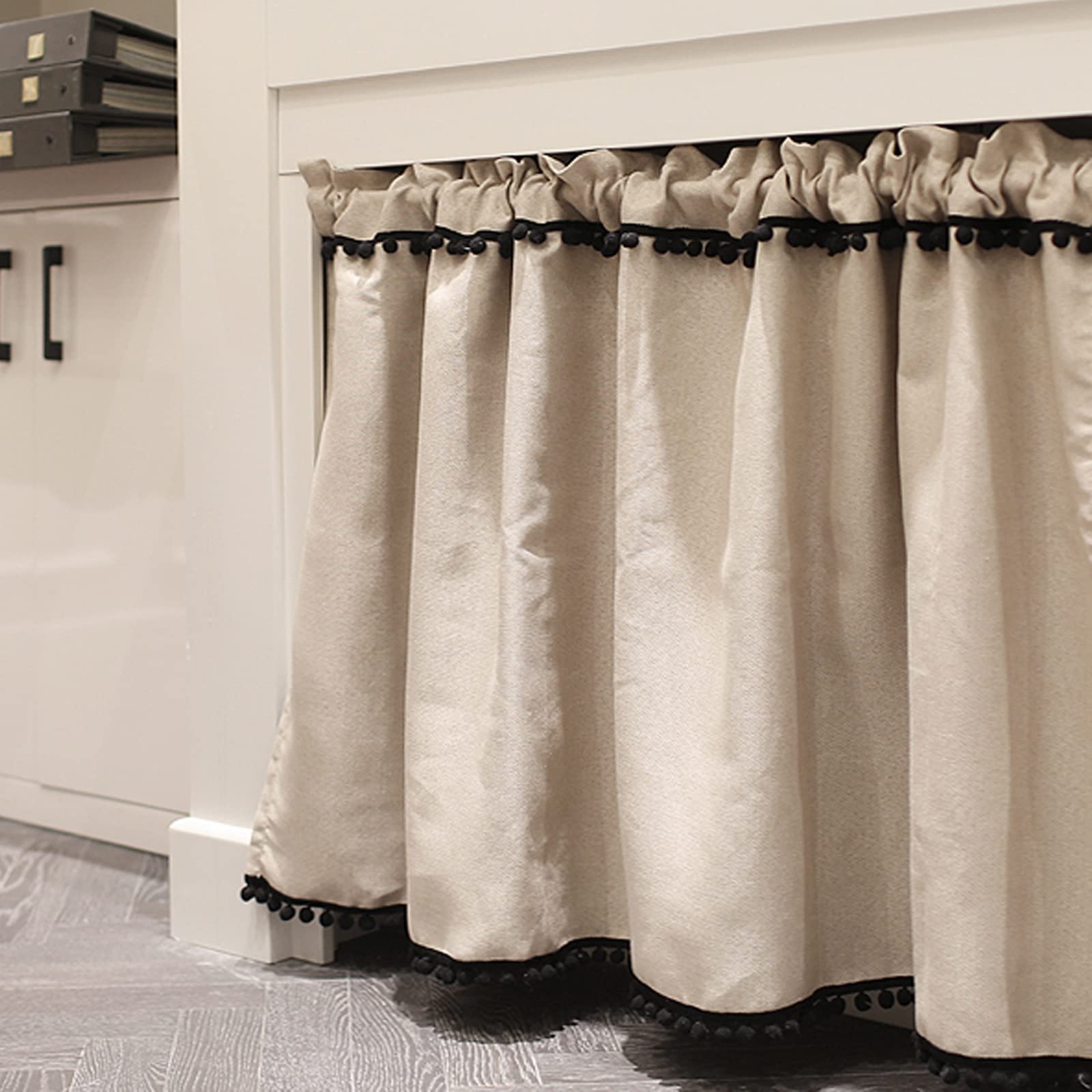Cortinas cortas con borlas para ventanas de apartamentos y ambientes luminosos