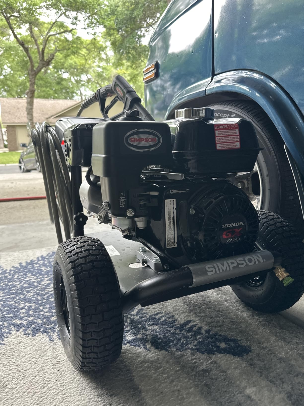 SIMPSON ALH3228-S feature graphic showing 3400 PSI, 2.5 GPM, Honda engine, CAT pump, hose, and tires