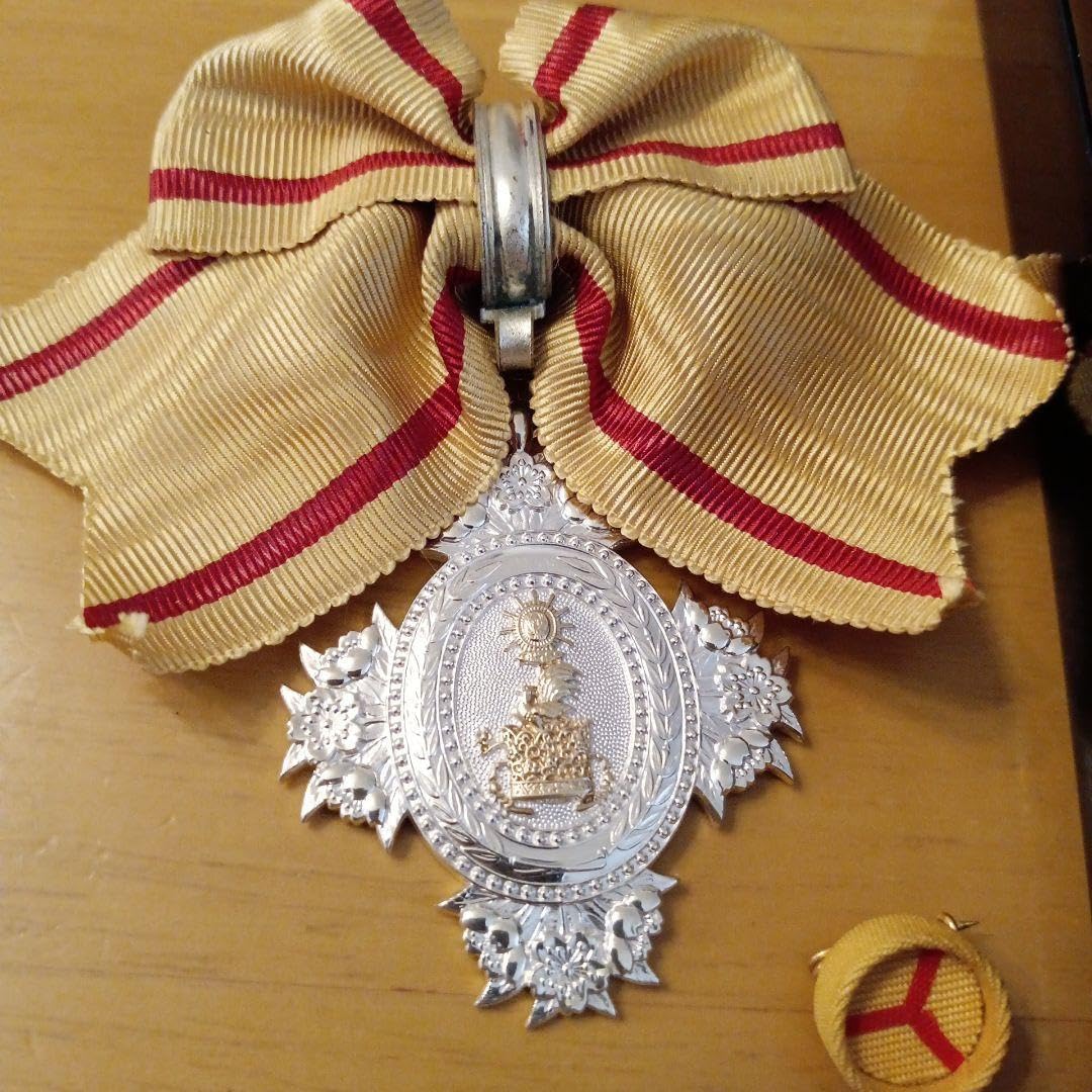 勲八等宝冠章　勲章　明治勲章 Amazon.co.jp: 勲八等宝冠章 明治勲章 略章 化粧箱入 本物保証 勲章