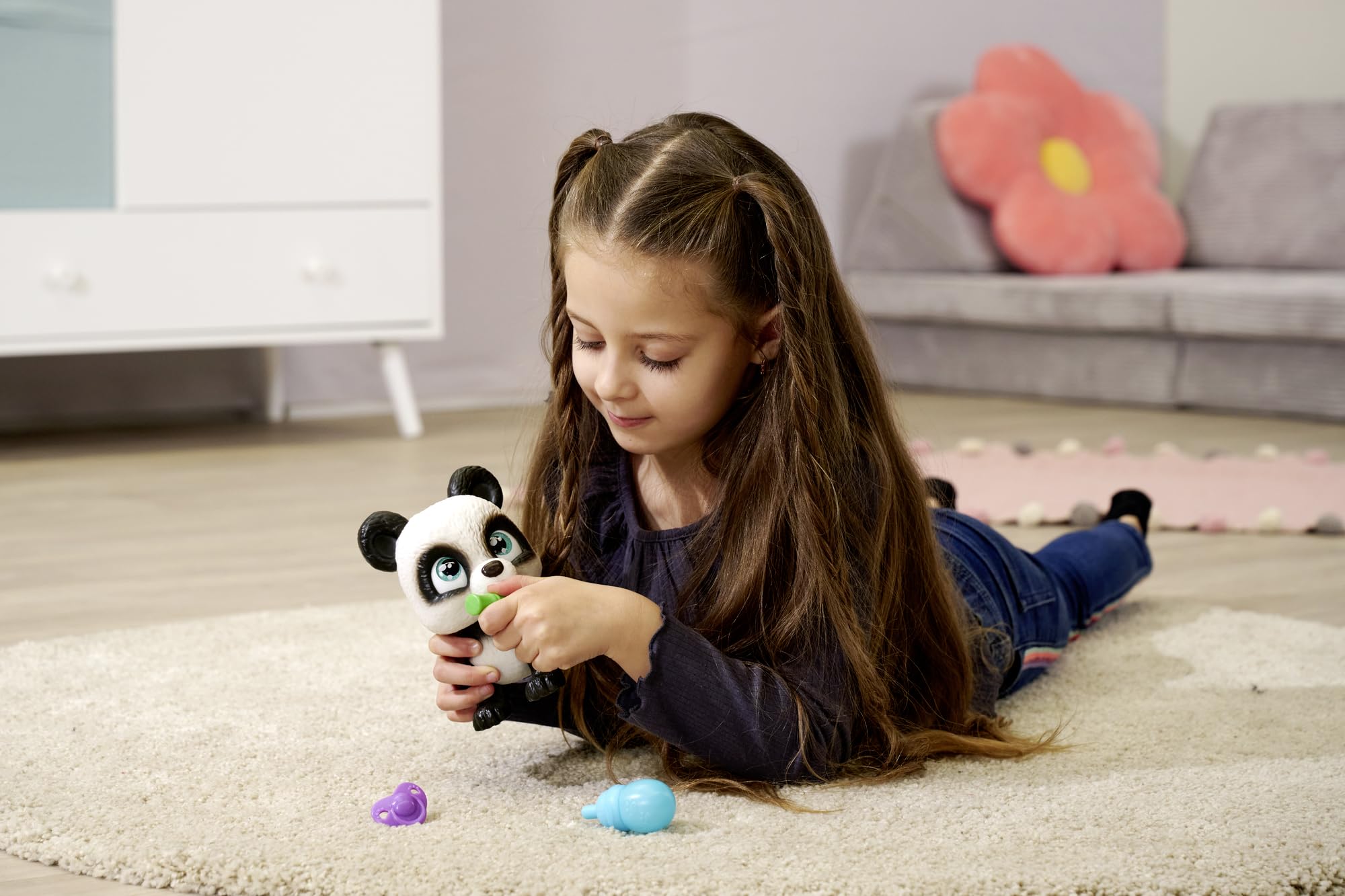 PAMPER PETZ 105950054 Panda z pieluszkowego gangu siusiający zwierzaczek z akcesoriami niespodziankami, pije i i siusia w pieluszkę, 15cm
