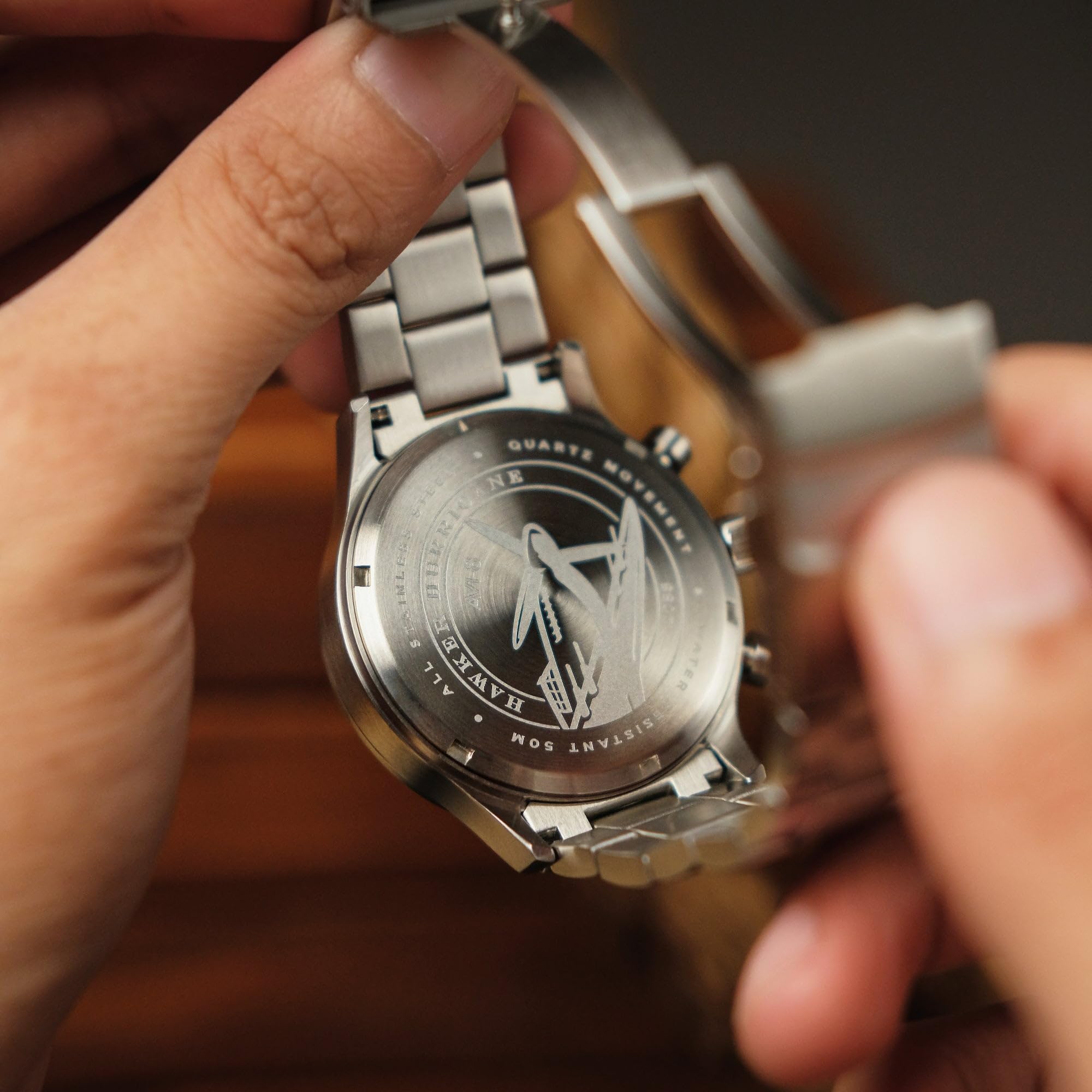 AVI-8 Herren 43.5mm Hawker Hurricane Carey Dual Time Japanese Quartz Fliegeruhr mit Leder- oder Edelstahlband AV-4088