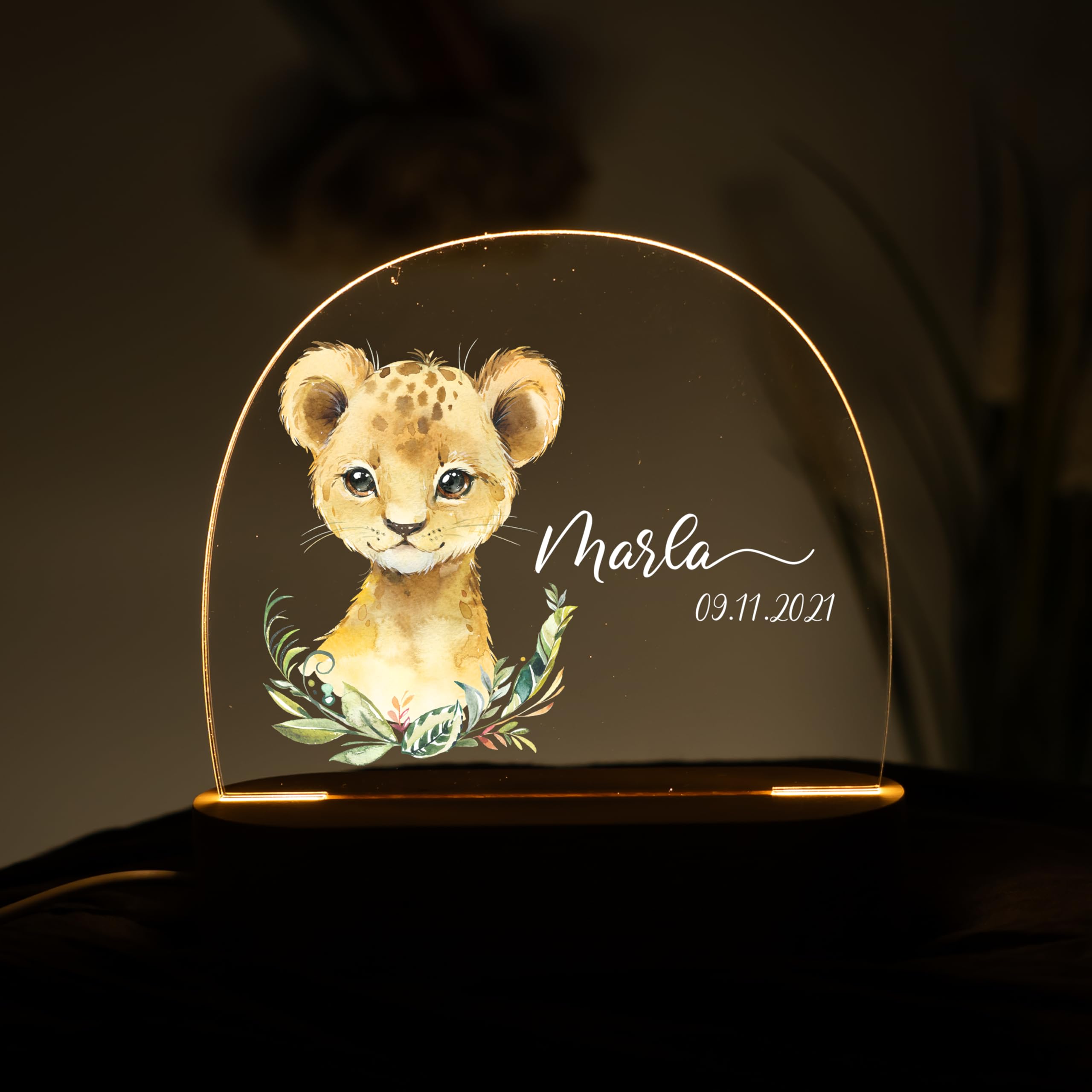 Kidsmood Nachtlicht für Babys mit Wunsch Namen - Personalisiertes Stilllicht & LED Nachttischlampe Kinderzimmer, dimmbar – Geschenk zur Geburt, Taufe & Geburtstag für Mädchen & Jungen [Löwenbaby]