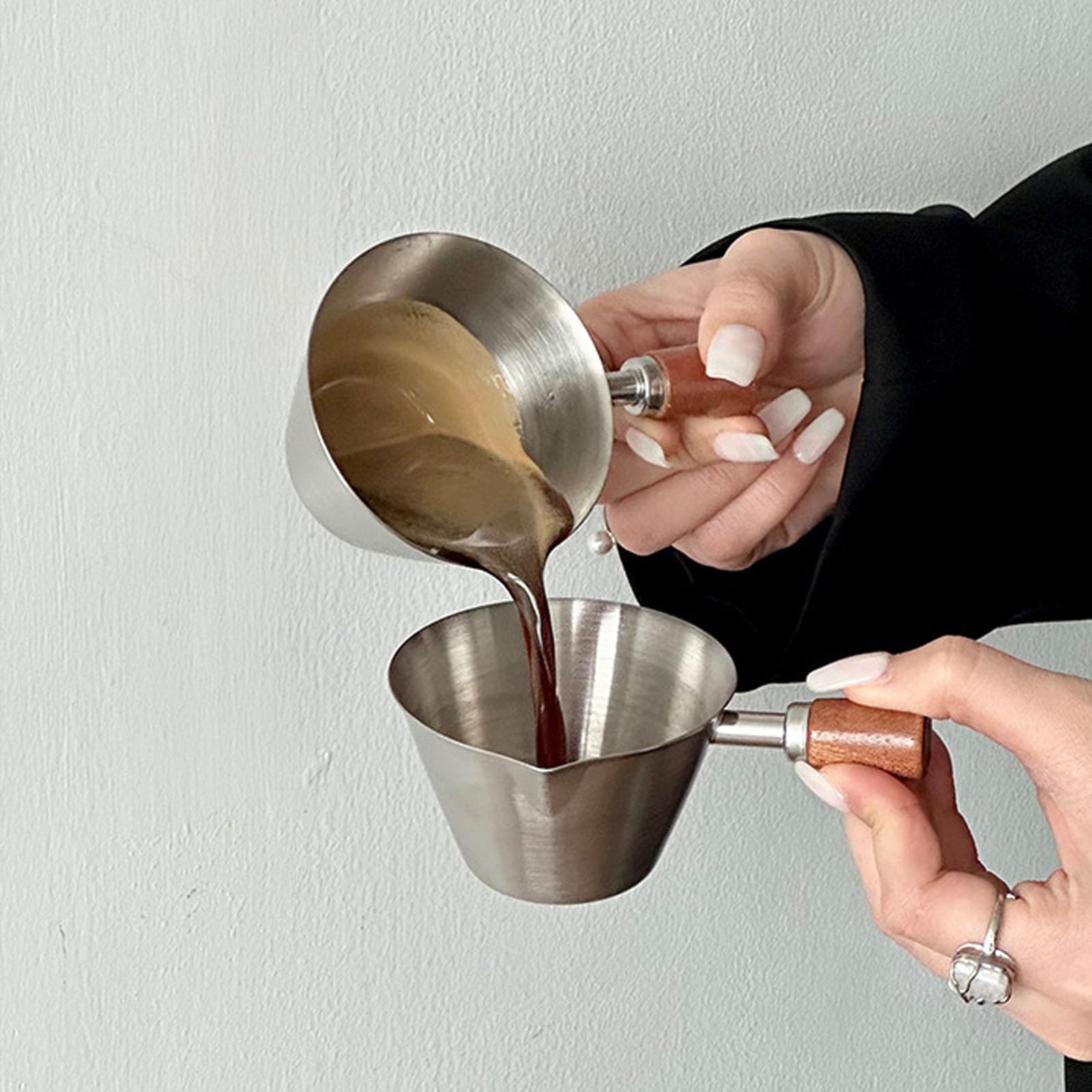 2 Stück Espresso Messbecher, mit Holzgriff und Abgestufter Skala (Silver) | 100 Ml Messbecher Kaffee Edelstahl, Mit v-Förmigem Ausguss Genaue Flüssigkeitsportionskontrolle Kaffee, Desserts, Cocktails