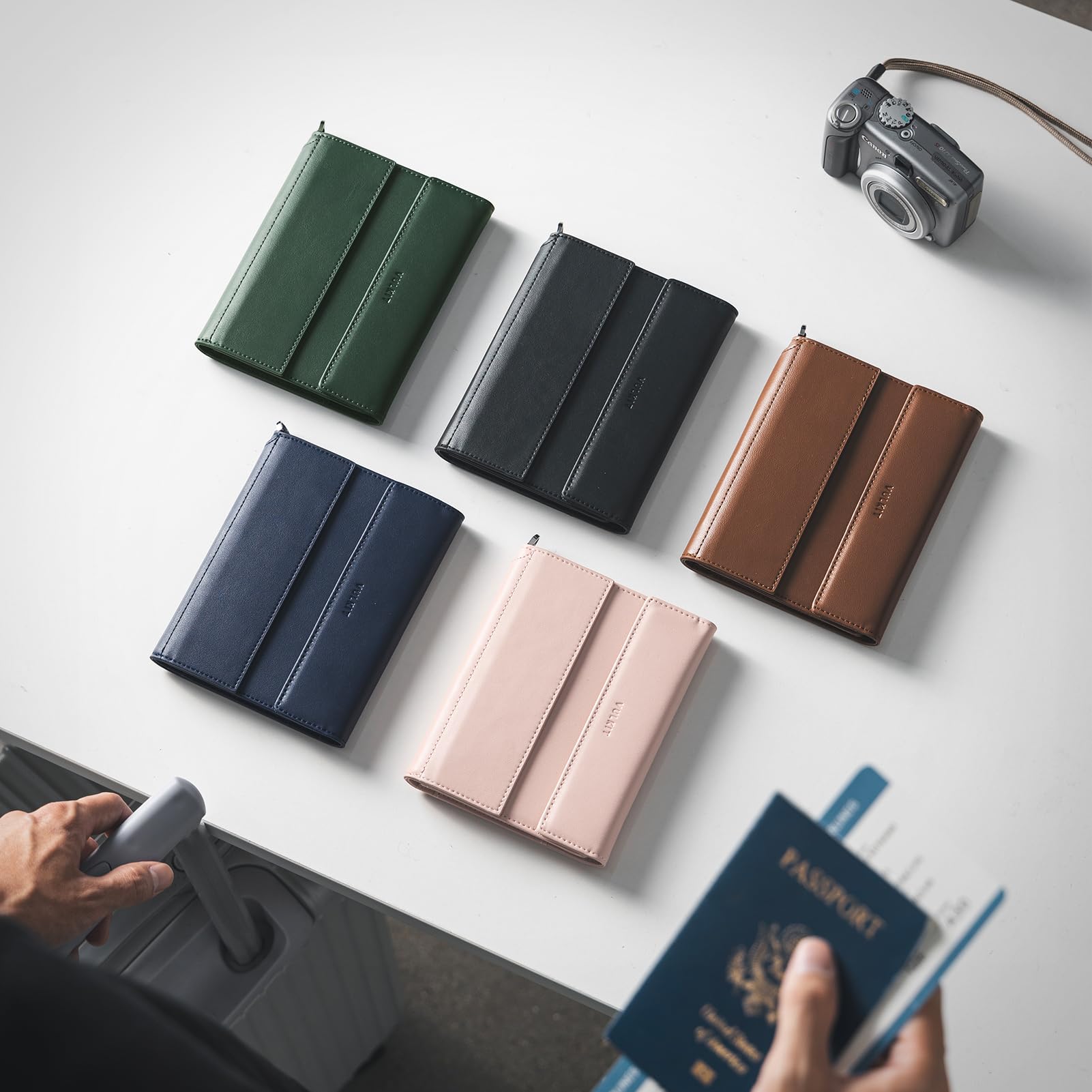 VULKIT Porta passaporto con blocco RFID per viaggi, copertura multifunzionale per passaporto per uomini e donne, progettato per viaggi a lunga distanza, grande capacità, funzione di supporto per