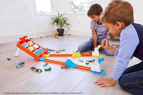 Miniatura 2 de Hot Wheels Juego de pistas de autos de juguete, lanzamiento de acción a través del desafío con vehículo a escala 1:64, competencia estilo juego,