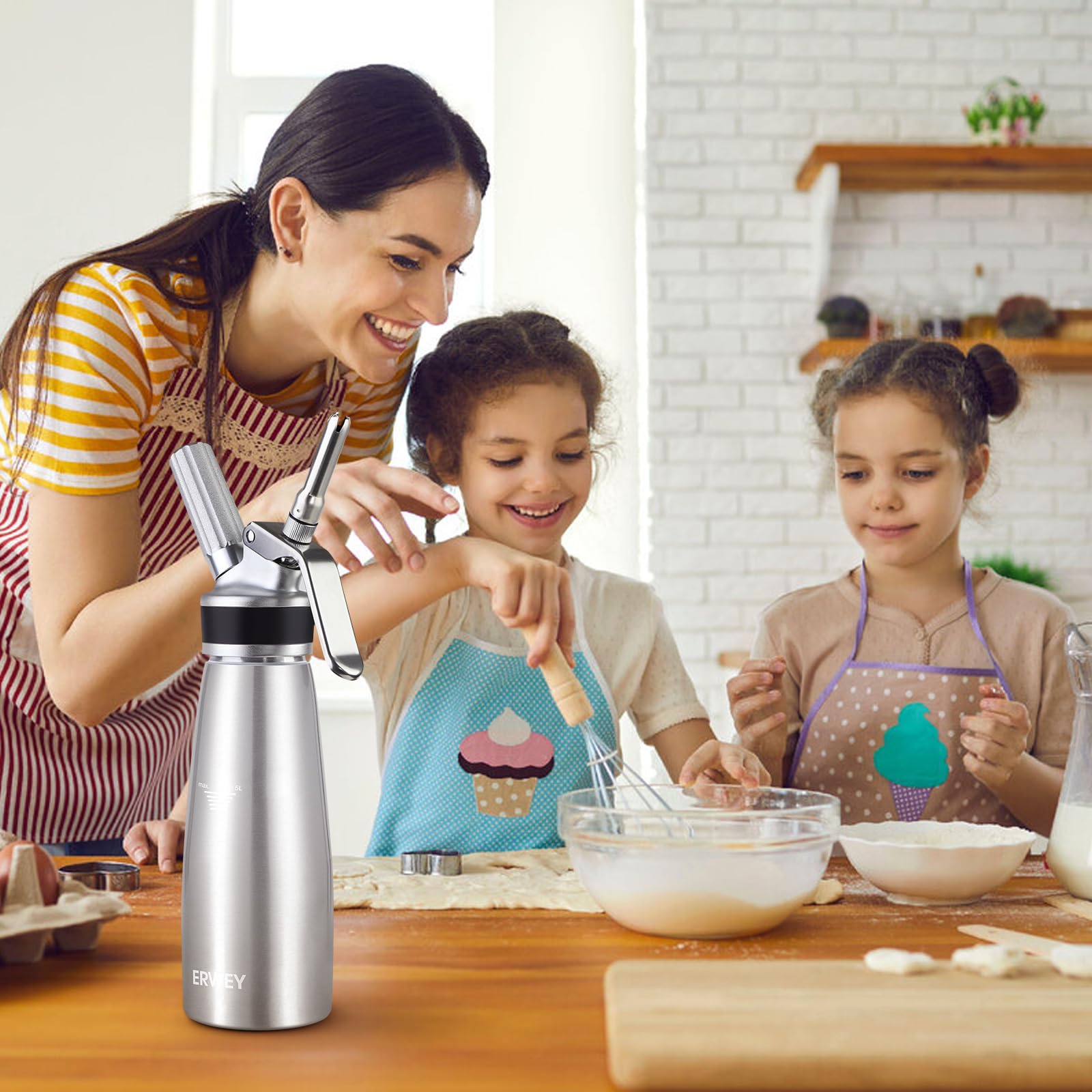 ERWEY Sifone Panna Montata 500ml, Sifone da Cucina Alluminio, Sifone Panna con 3 Ugelli e 1 Spazzola da Pulizza, Sifone per Panna Montata per Decorazione Torte e Dessert (Argento)