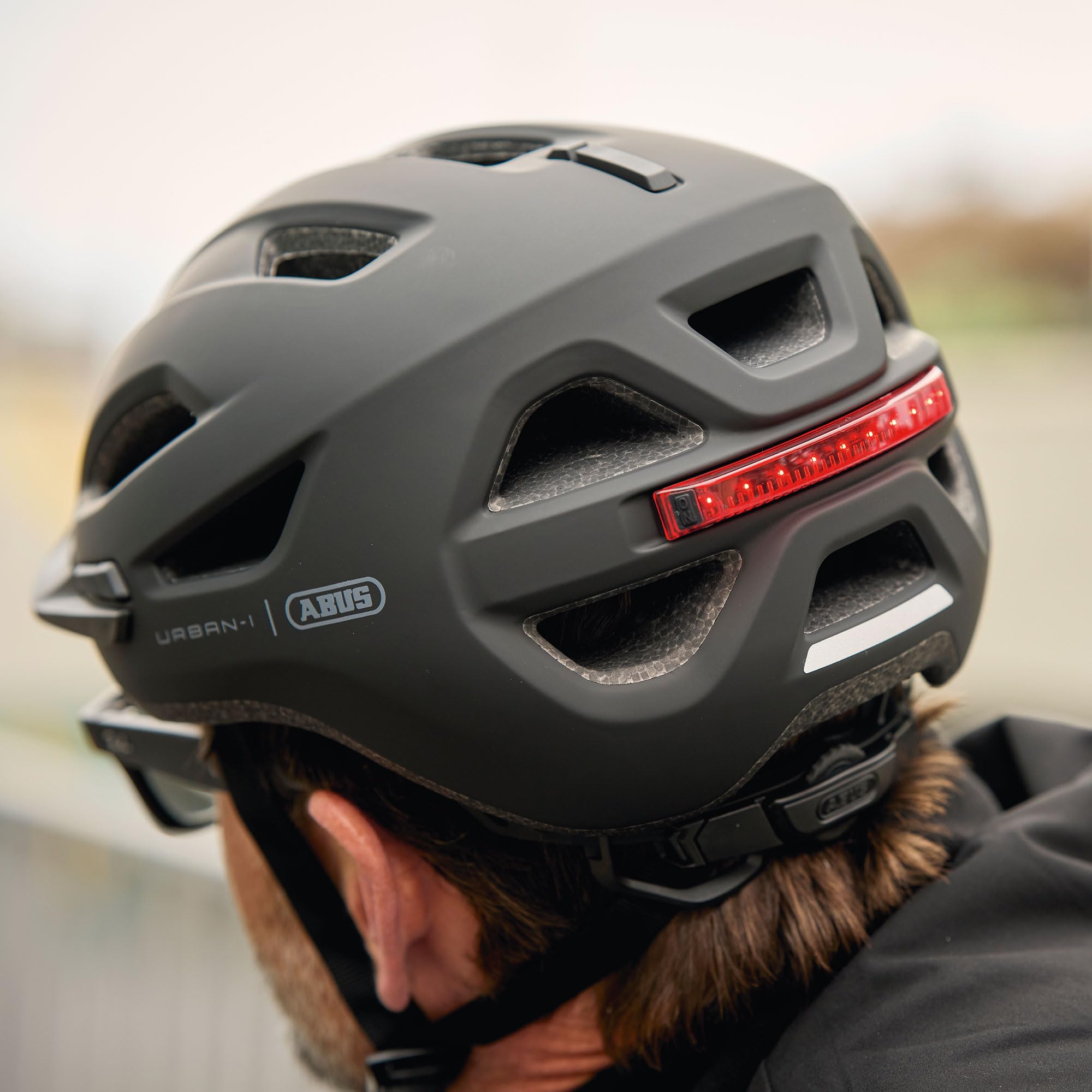 ABUS Casco Urbano Urban-I 4.0, Taglia XL, nero | Casco city uomo e donna, 16 prese d'aria, rete antiinsetti, apertura coda, chiusura Fidlock, In-Mold