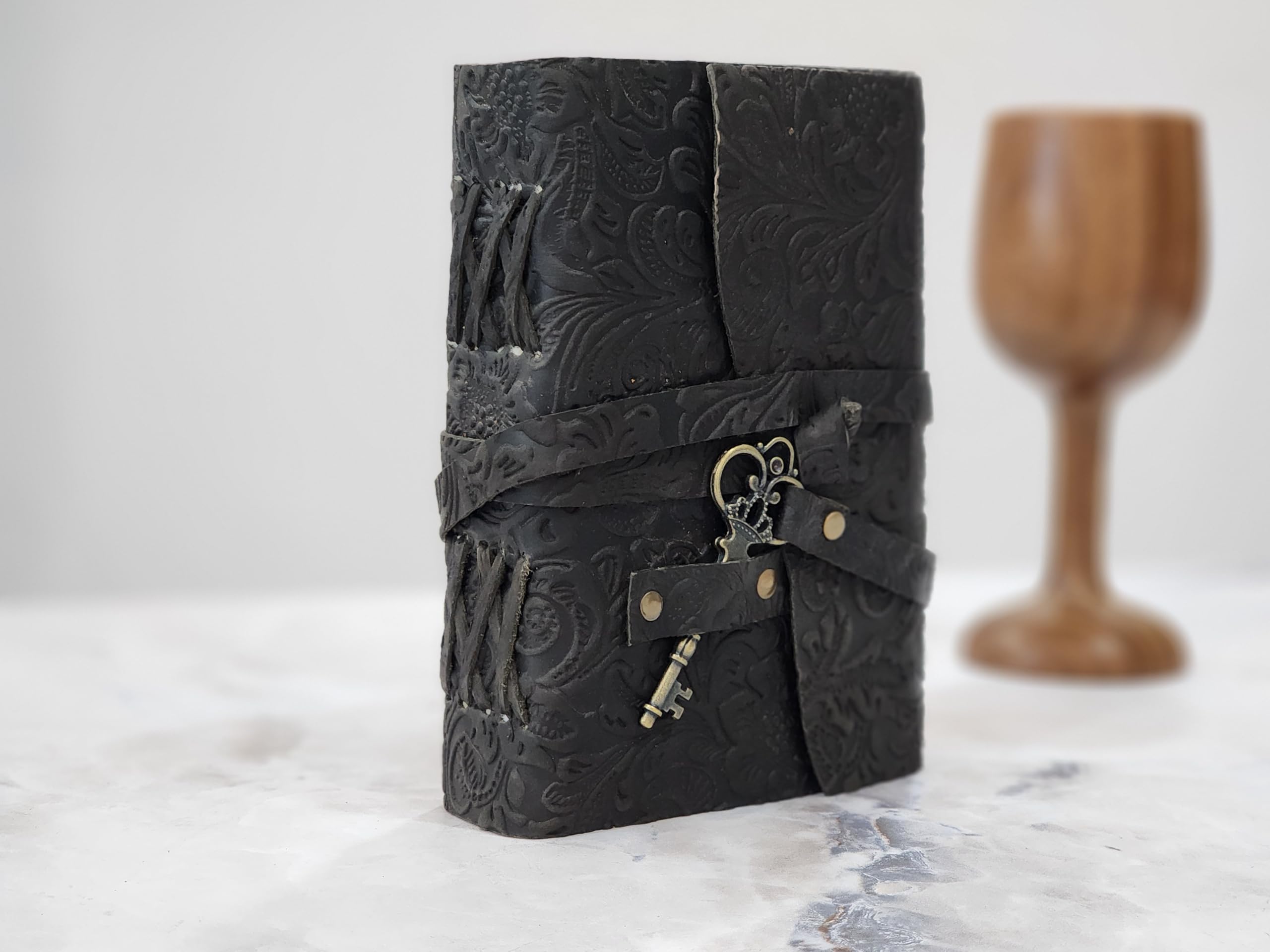 Journal de voyage en cuir gaufré avec clés anciennes et pages vintage faites à la main – Carnet de croquis en cuir – Carnet d'ombres – Grimoire en cuir (noir, 20,3 x 15,2 cm)