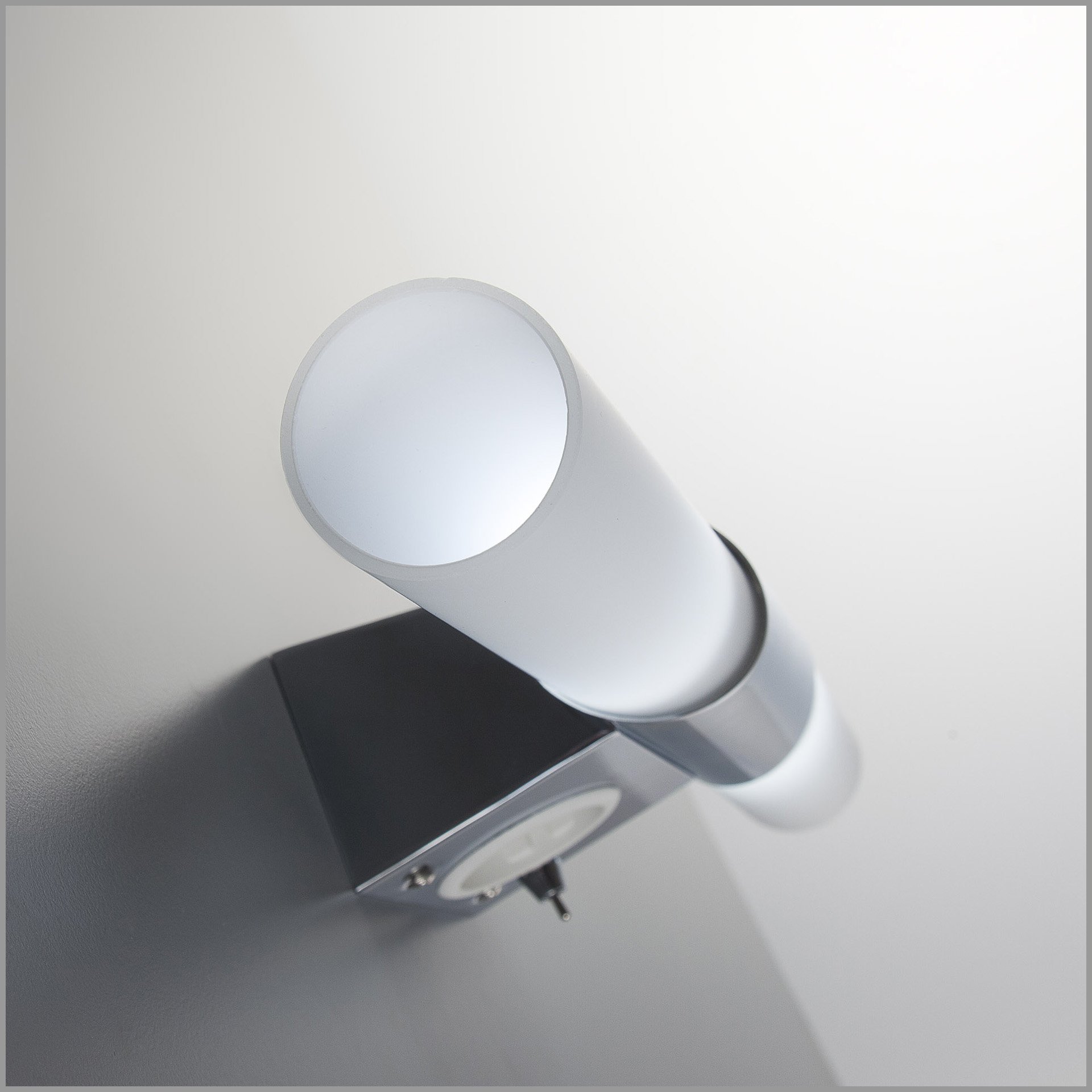 B.K.Licht - Lampada specchio bagno con presa, luce calda, interruttore a levetta, applique da bagno, luce per specchio, lampada da toletta, 44,5x6x11cm, cromo