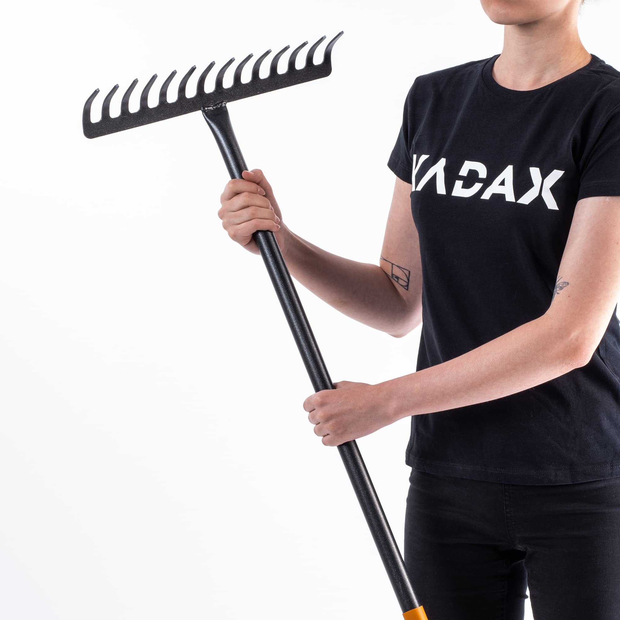 Rastrillo KADAX, rastrillo metálico de jardín, rastrillo Ancho con Mango metálico de 154,5 cm de Largo, Herramienta de jardín para desherbar, abonar, rastrillo de jardín para césped y Hojas