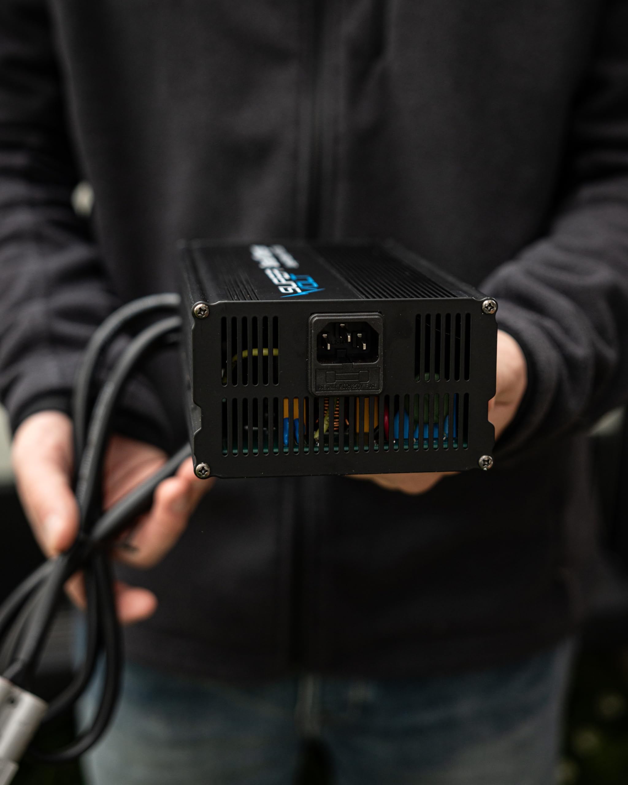 LiFePO4 Ladegerät 12V 30A | Schnelles Laden für Lithium Batterien | Plug & Play mit Anderson-Stecker & Schutzsystem | Inkl. 1,5 m AC & DC Kabel – für Wohnmobil, Boot & Solar
