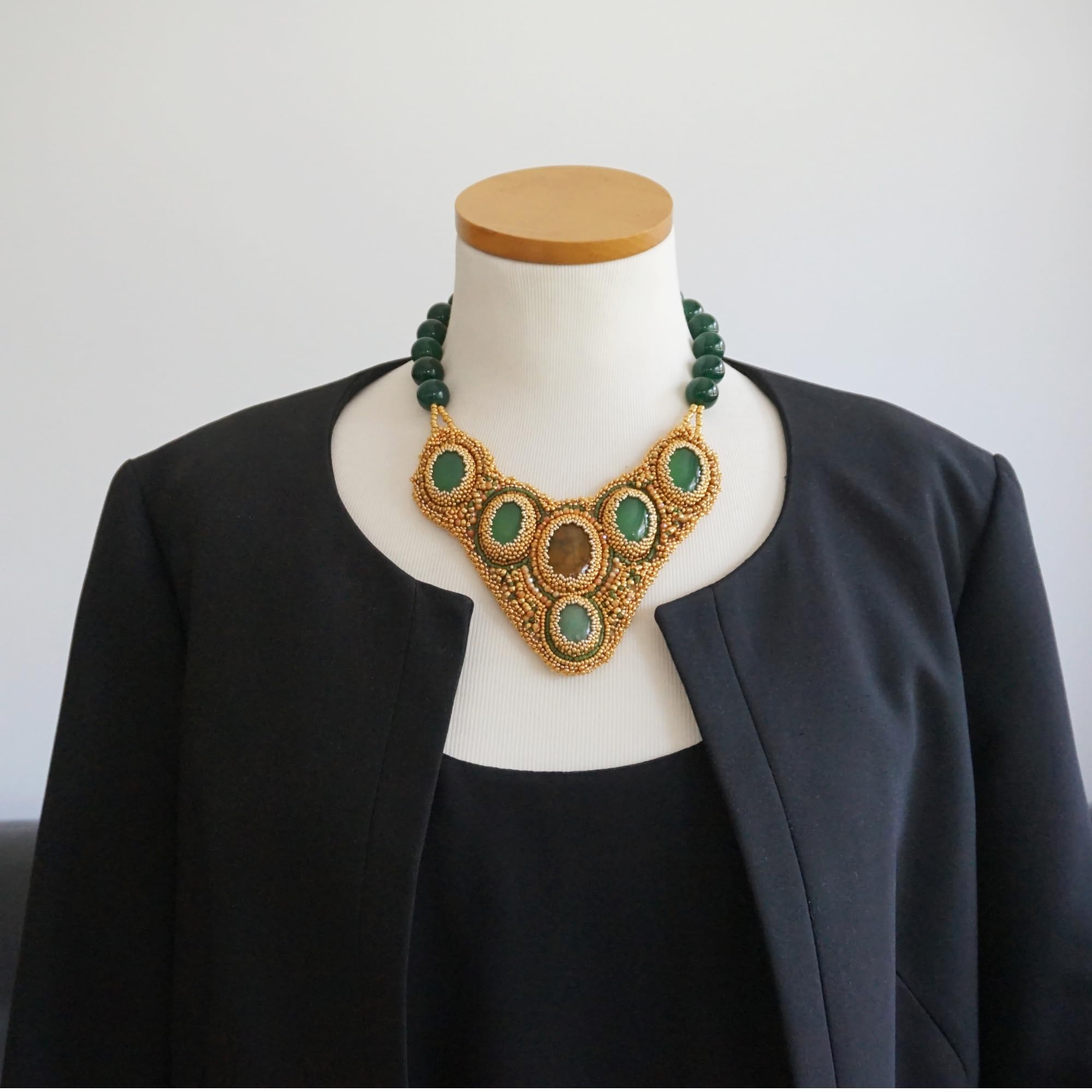 collana vistosa bigiotteria handmade con pettorina ricamata perline vetro oro e verdi e pietre dure verdi