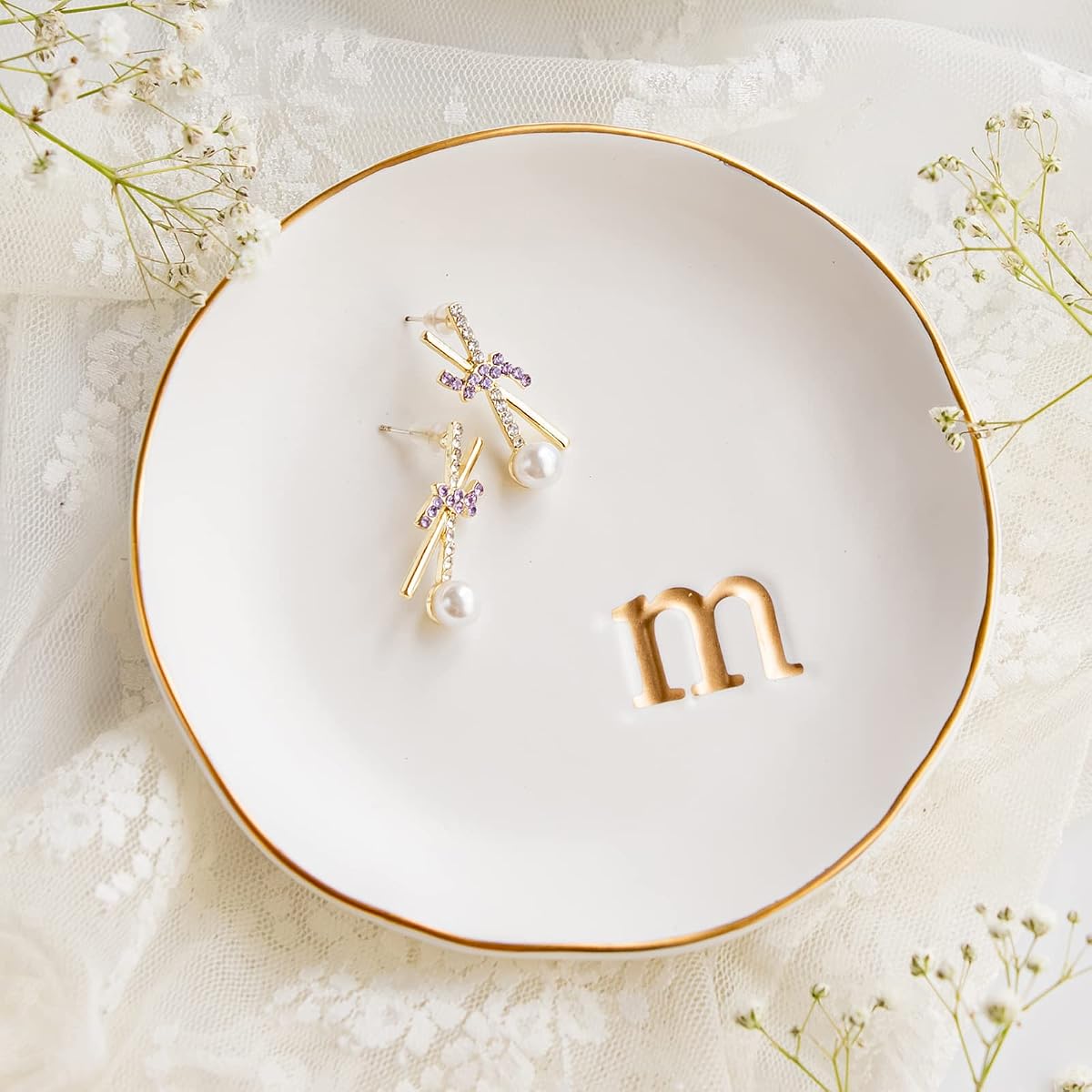 COLLECTIVE HOME Bandeja de joyería de cerámica, plato de baratijas, regalos para mujeres (M) | Día de la Madre, cumpleaños, Navidad, regalos de compromiso, tocador, decoración de mesita de noche, plato de anillo con monograma dorado en relieve con caja de regalo