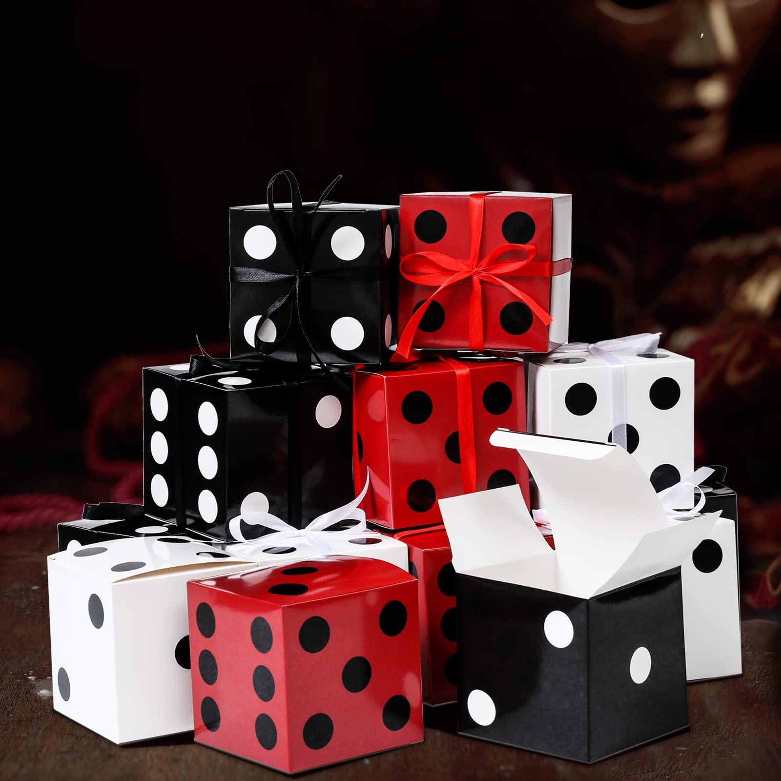 Sinmoe Lot de 50 boîtes à dés en carton avec ruban - 10,2 x 10,2 x 10,2 cm - Décoration de fête sur le thème du casino - Centres de table pour cadeau d'anniversaire, fête de jeu Vegas (noir, blanc
