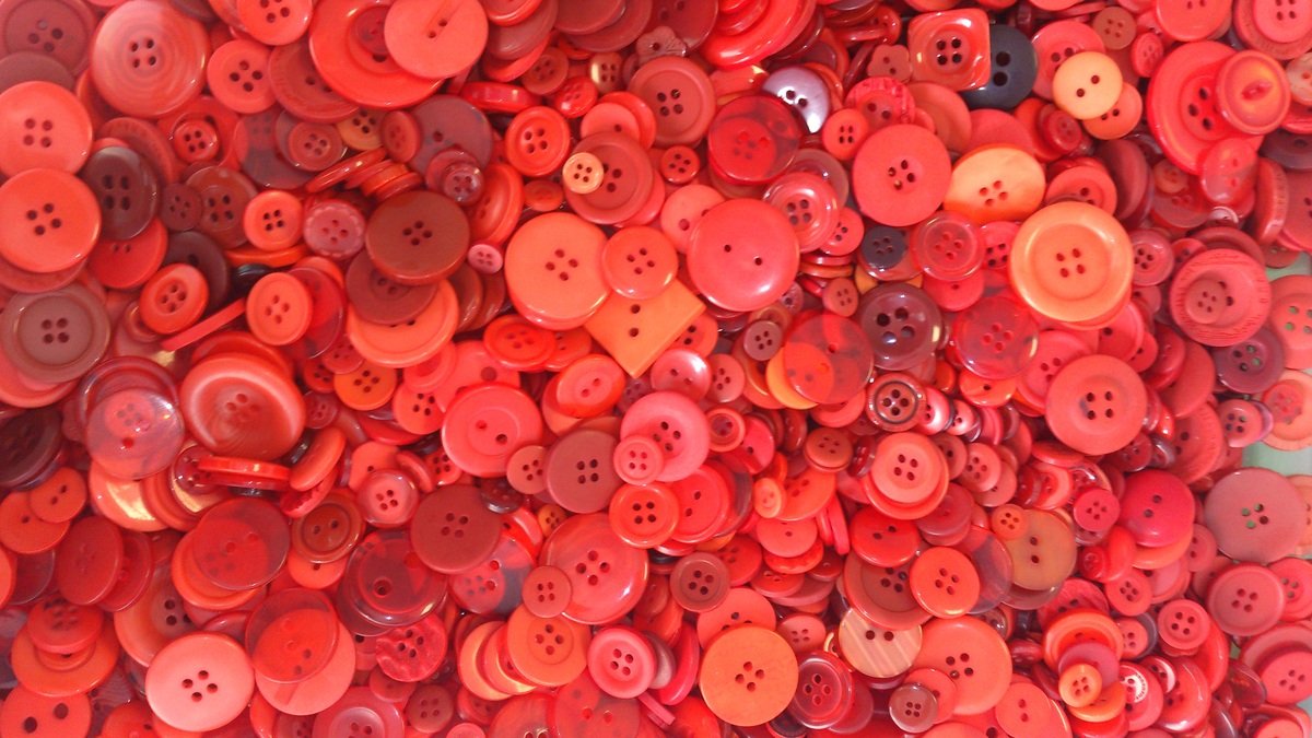 celloexpress RED Buttons - Mixed Sizes of Various Red Buttons for Sewing and Crafting - Pack of 250g