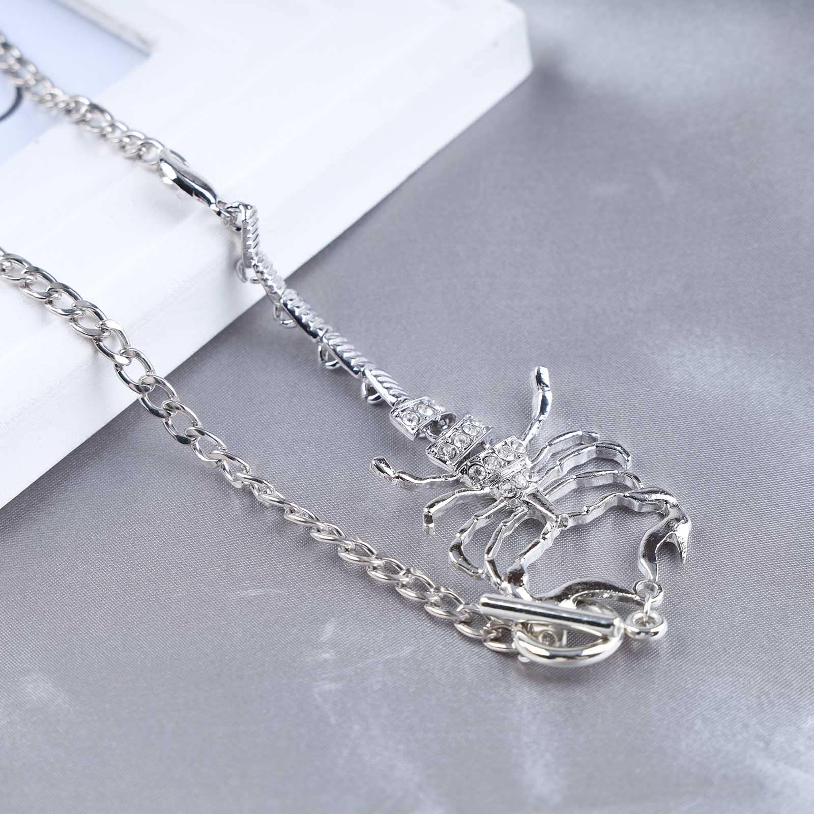 Collana corta da uomo in ciondolo scorpione punk intagliato punk vintage da uomo - Oro antico Creativo e utile