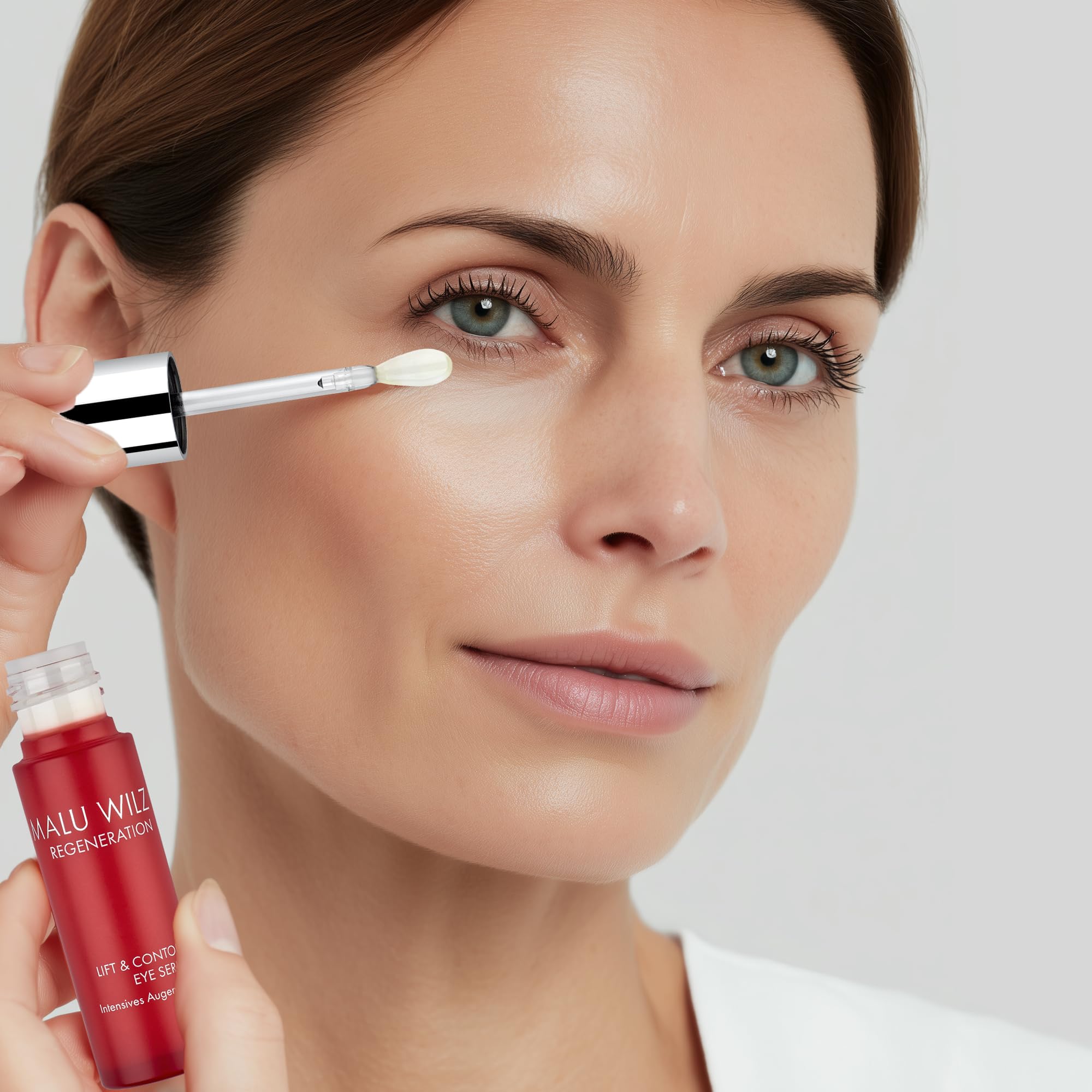 Malu Wilz LIFT & CONTOUR EYE SERUM – Anti-Aging Augenserum mit Peptiden, Q10 & Pfirsichkernöl, kühlender Keramik-Applikator, gegen Falten, Schwellungen & Augenringe, 12 ml, vegan