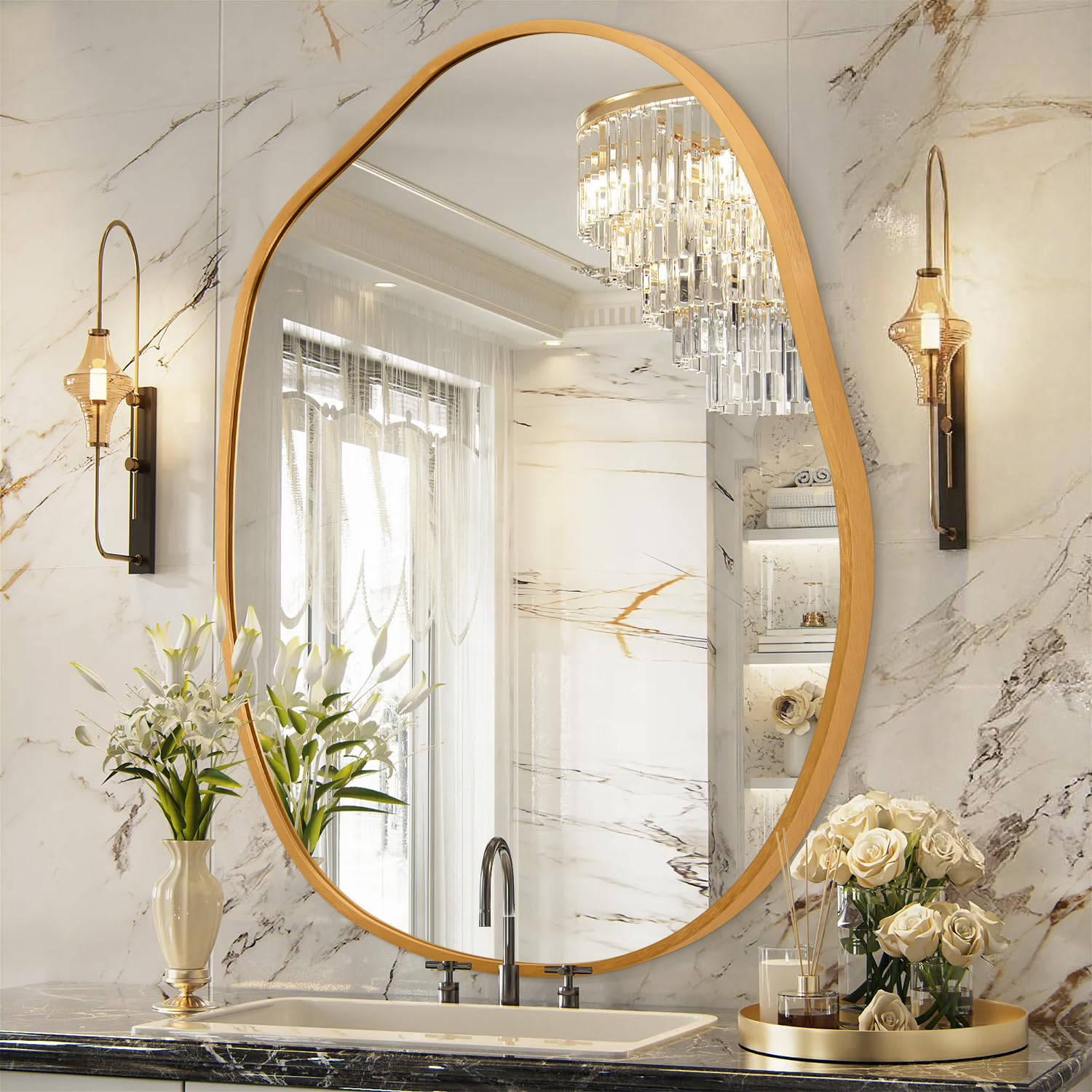 Espejo irregular con marco dorado para baño