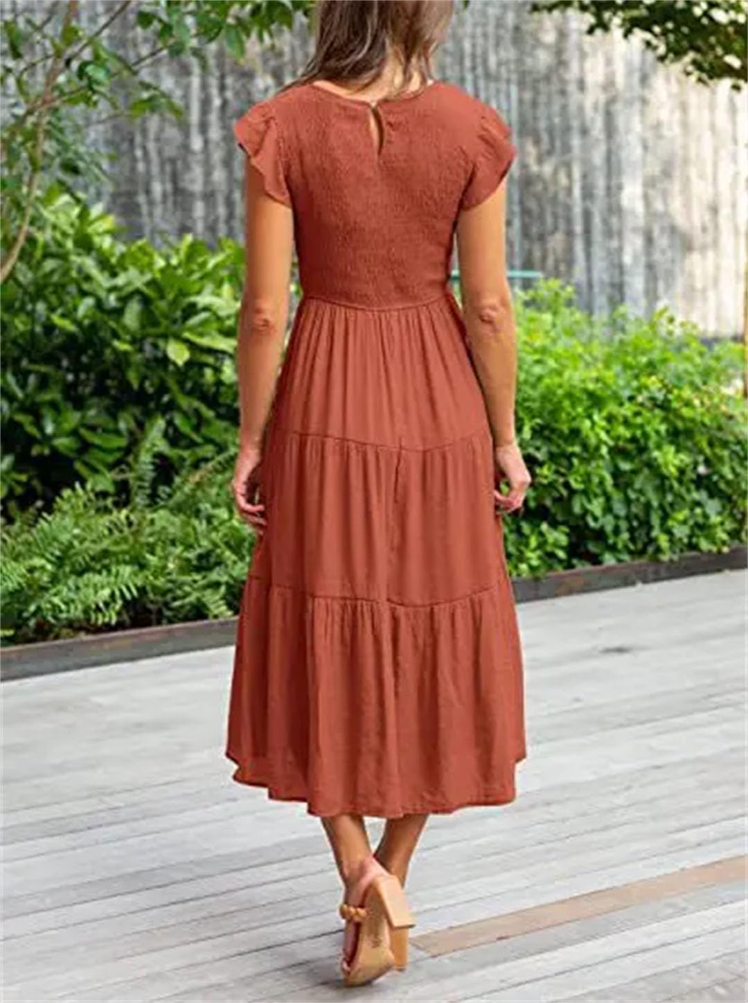 Elegante abito da donna a maniche corte plissettato a strati con maniche corte e scollo rotondo