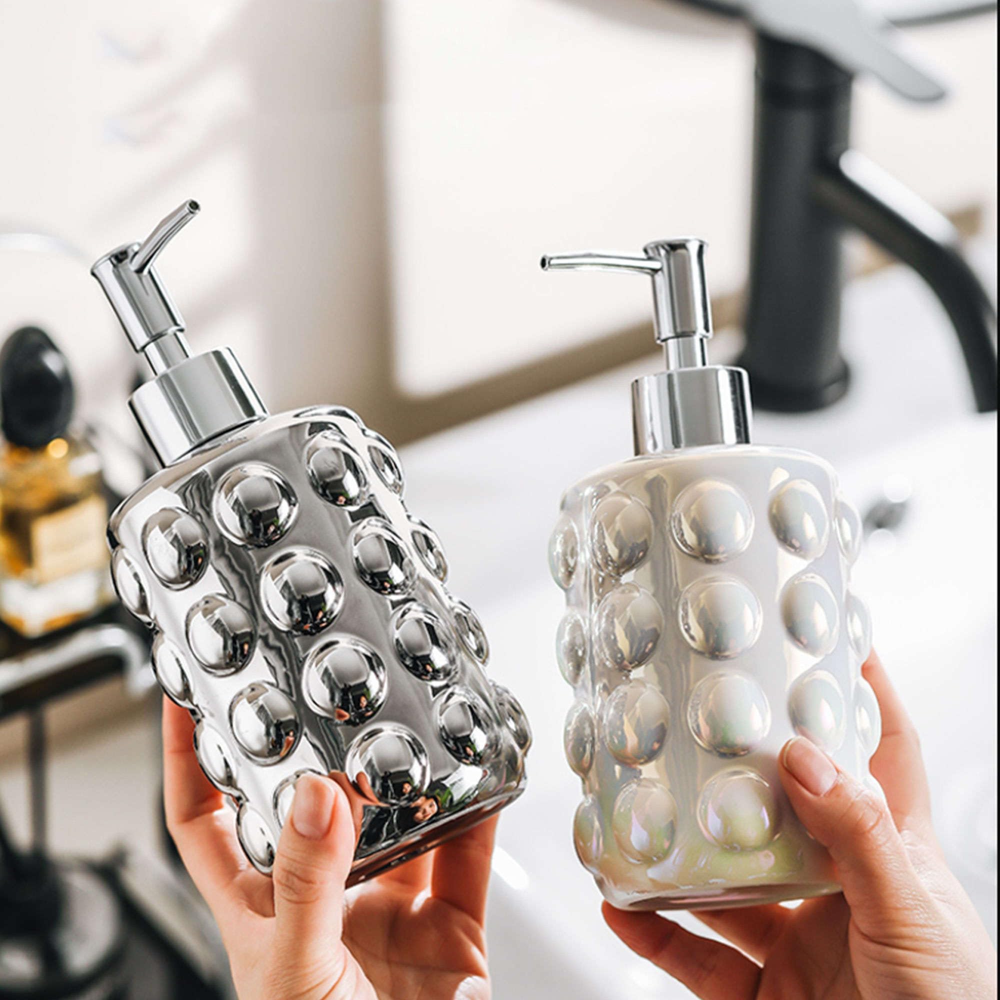 Seifenspender, Nachfüllbarer Lotionspender mit Pumpe for Badezimmerablagen, Keramik-Shampoospender(Silver)