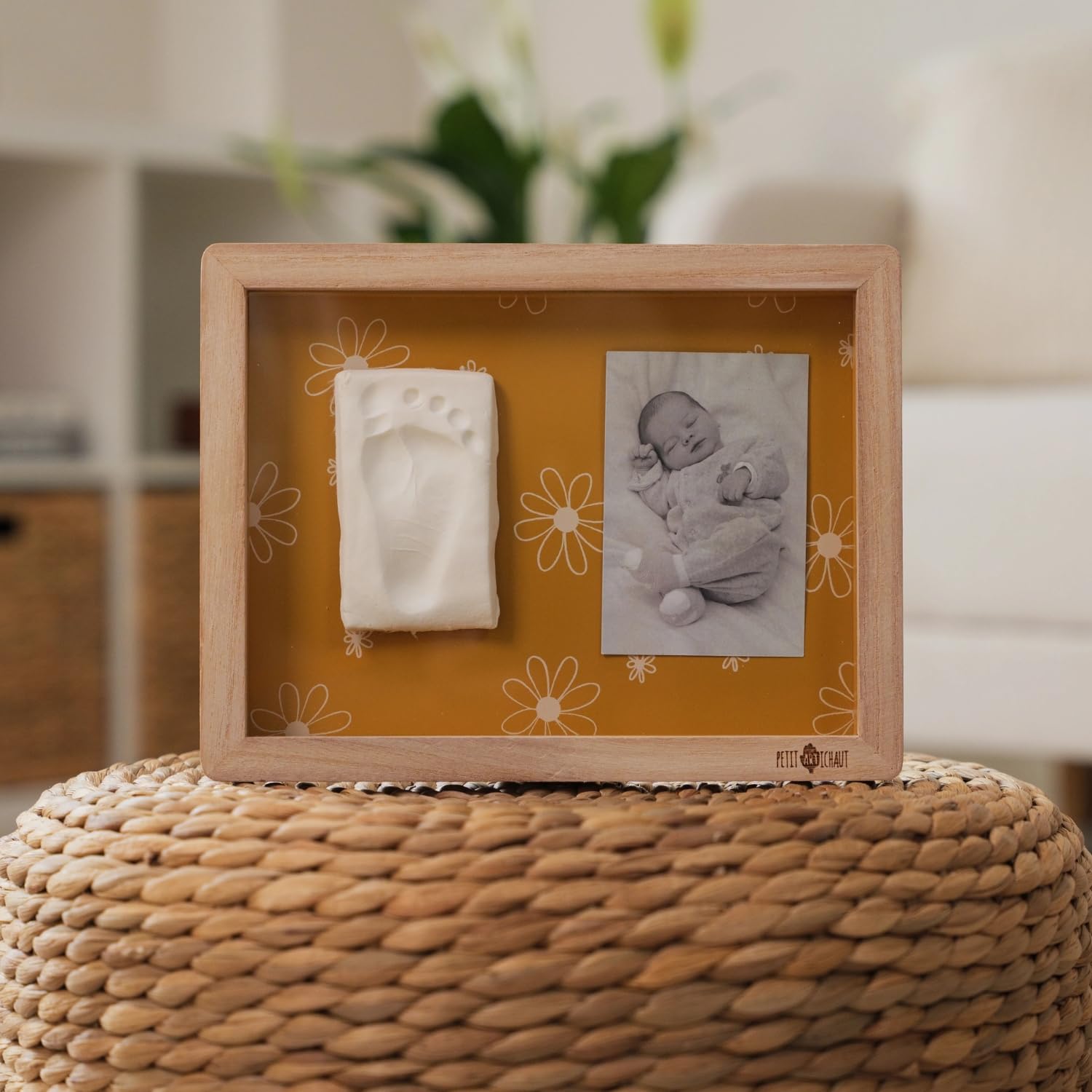 Marco de fotos clásico con kit de huellas para niños (ocre margarita) - Fondo reversible, arcilla hipoalergénica, rodillo - marco de fotos para colgar en la pared para huellas de
