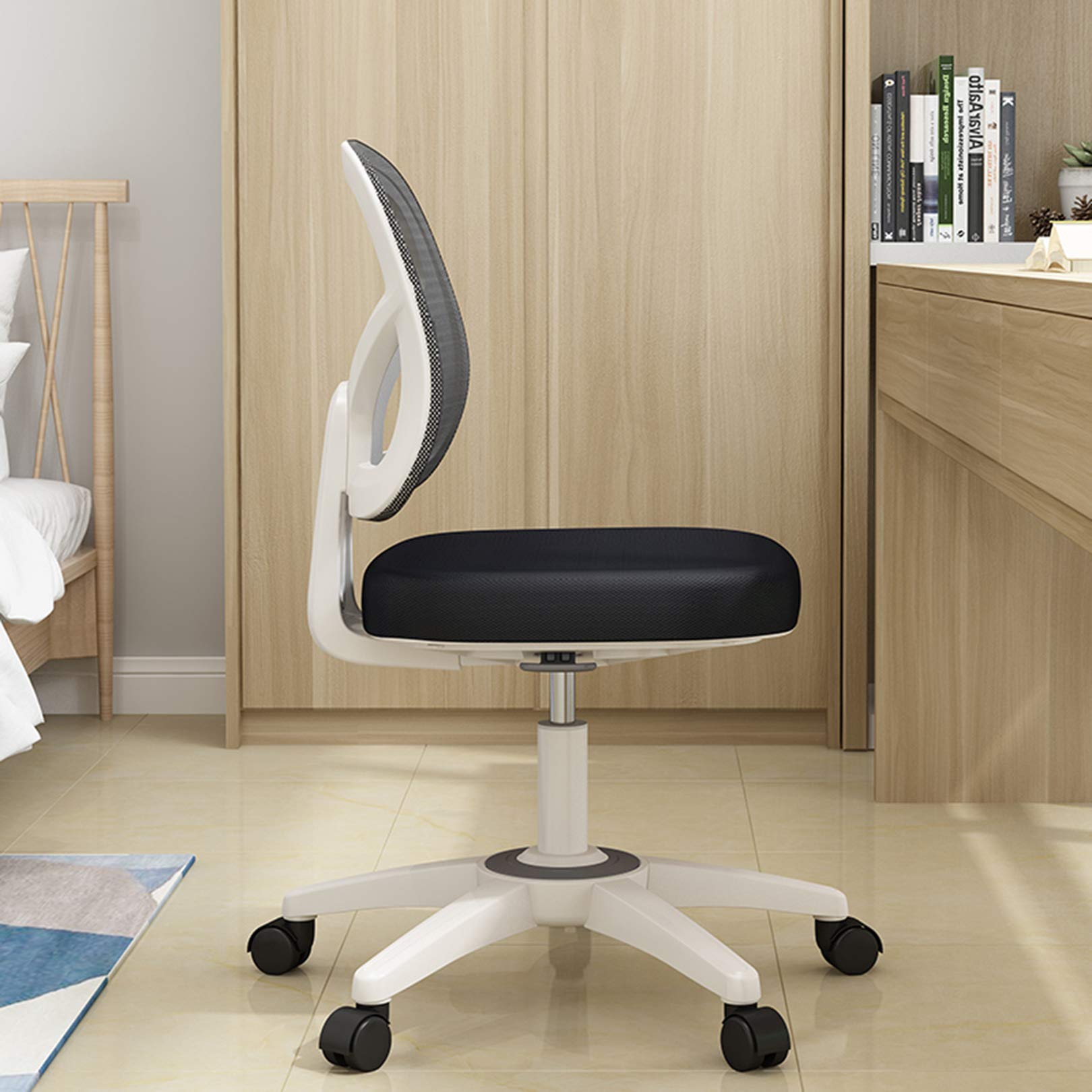 Chaise de bureau pivotante idéale pour le télétravail et l'étude dans votre salon