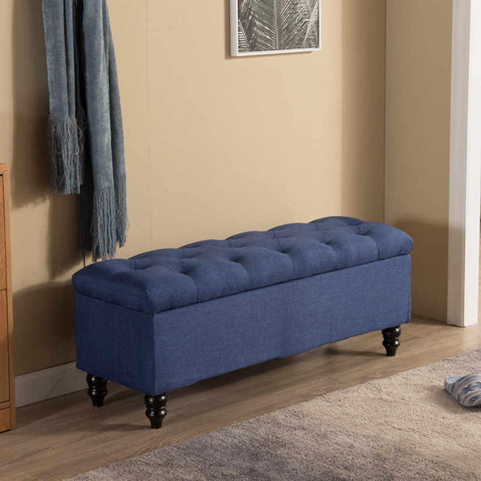 Banc de rangement en velours bleu capitonné et design chic