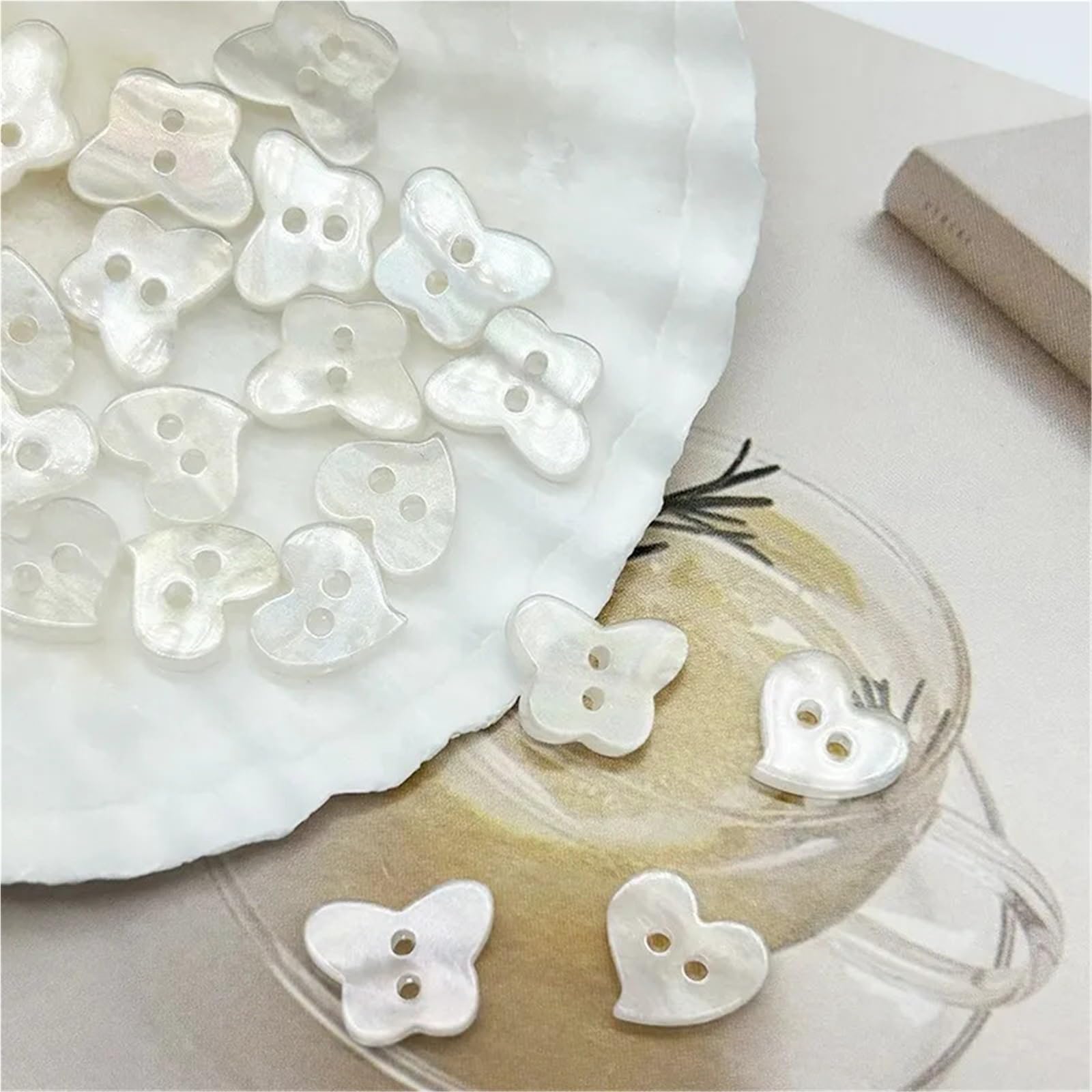 Bottoni 50 pezzi di bottoni da cucito in resina for scrapbooking, cuore perla, due fori, decorano i Botoes(Heart)