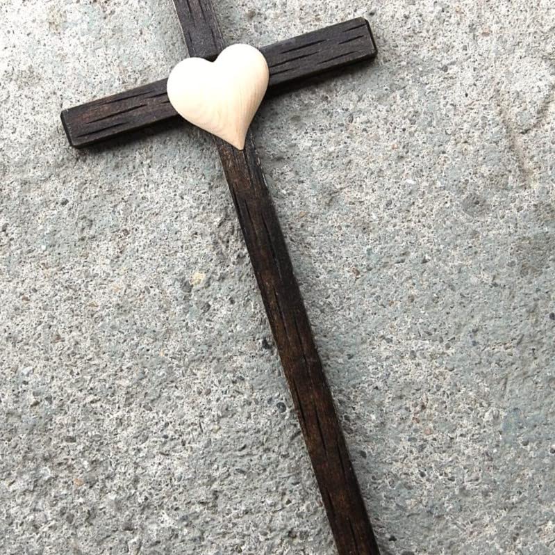 Cruz de pared de madera oscura con corazón para regalos religiosos católicos 4
