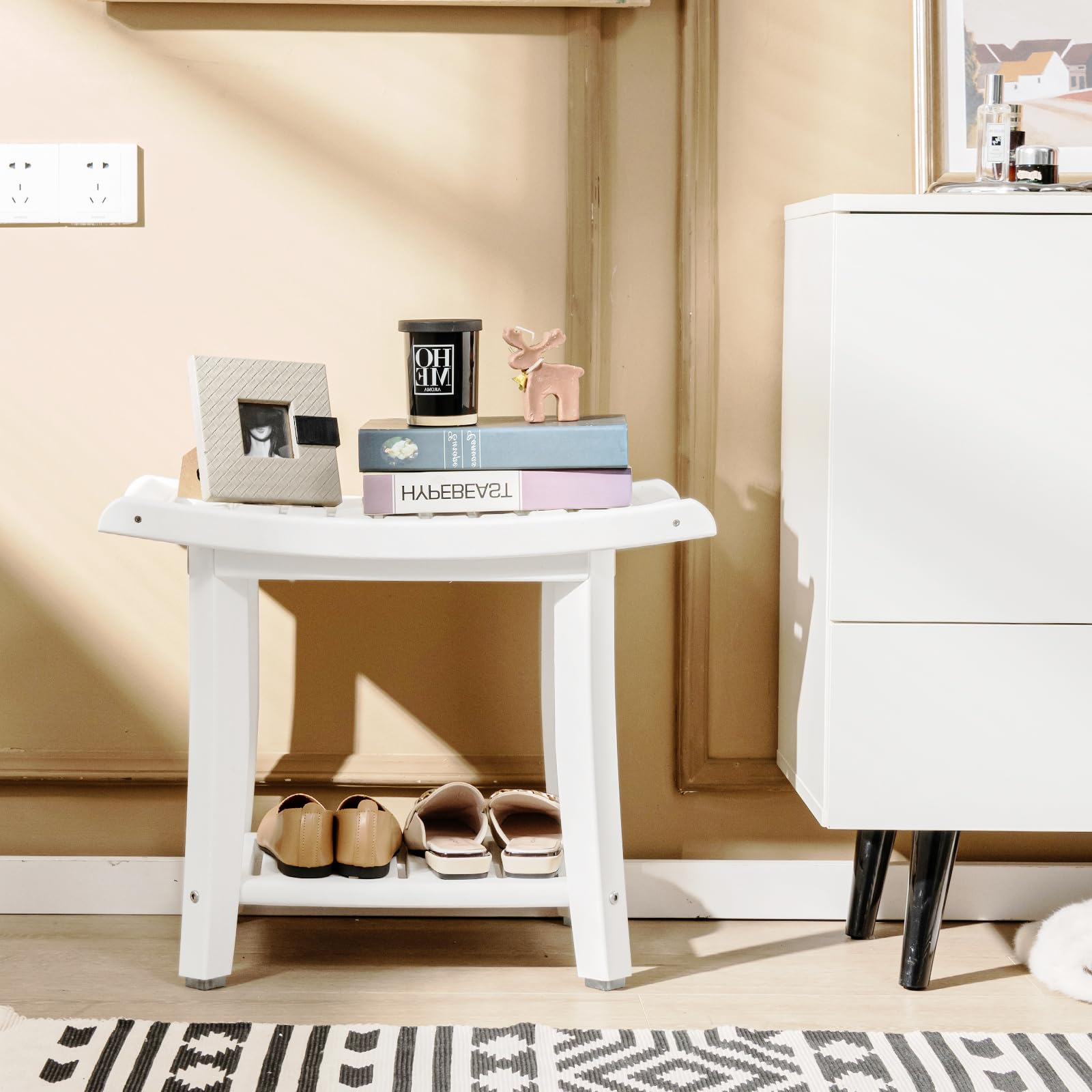 HOMASIS Taburete de Ducha, Taburete de baño de HDPE, Mueble Multiusos con reposapiés, Banco de Ducha Impermeable, Capacidad de 150 kg, 60,5 x 34 x 48 cm, Color Blanco