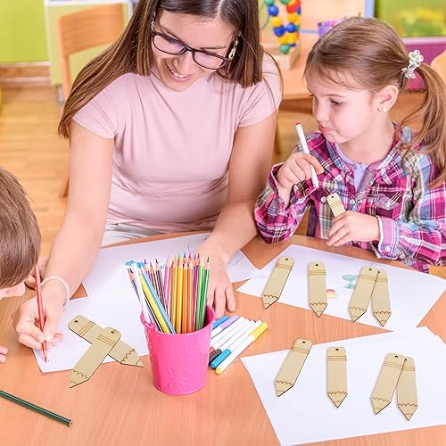 Miniatura 7 de Whaline 50 adornos colgantes con forma de lápiz de madera para el primer día de escuela, para el primer día de escuela, aula, fiesta, suministros de
