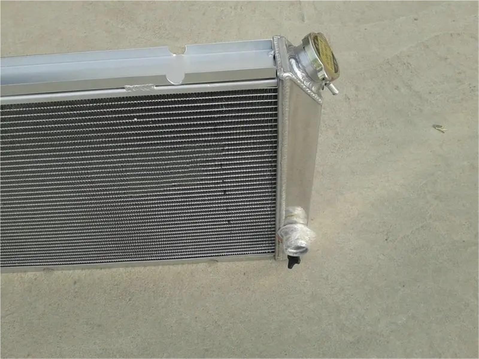 Wentylatory chłodnicy silnika samochodowego Pasuje do Pontiac Fiero 1984-1988 87 86 88 85 84 3-rzędowy aluminiowy radiator wyścigowy chłodzenia silnika