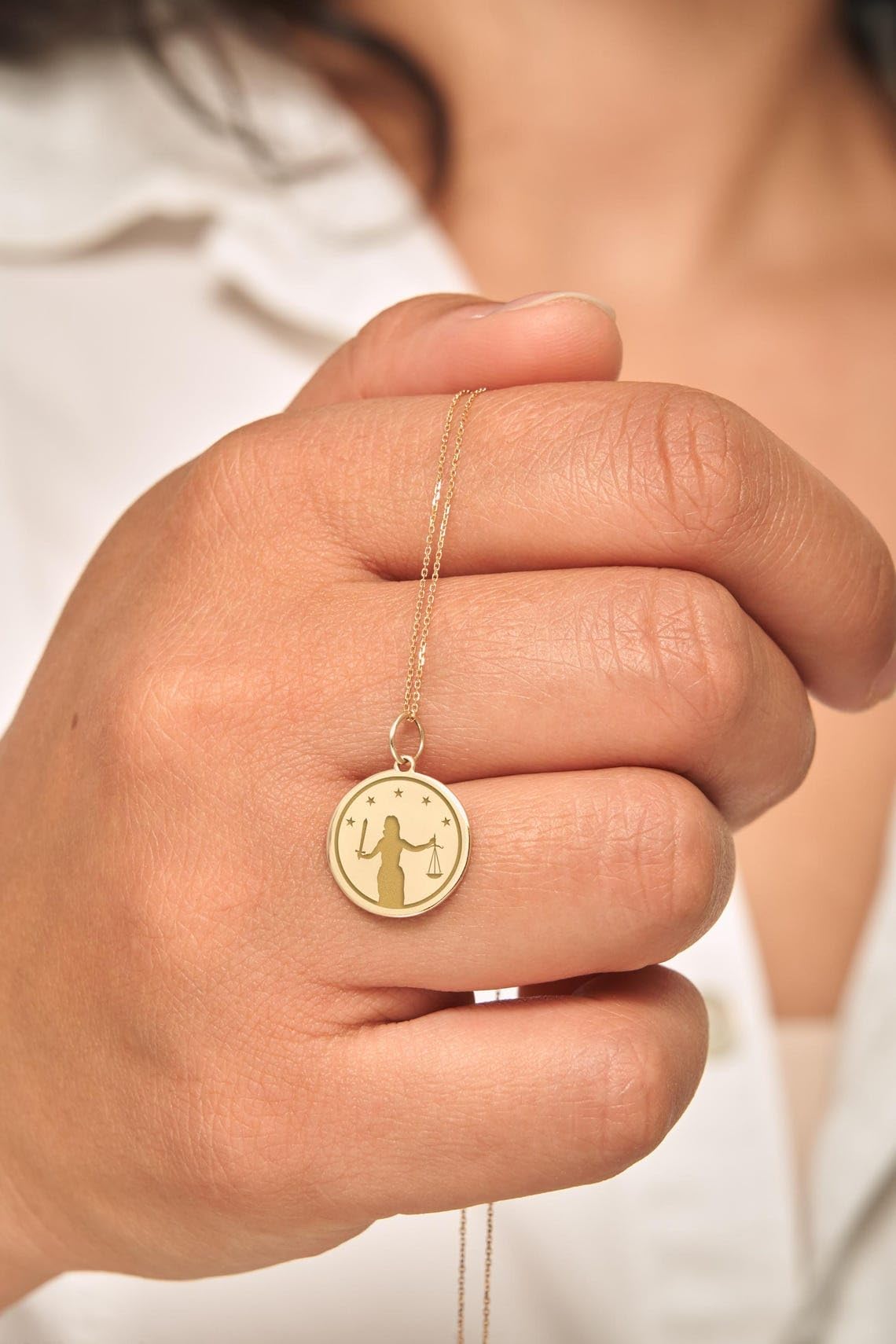 Collana in argento sterling 925 da 22-24 mm | catena da 18 pollici | collana con la giustizia | per laureati in giurisprudenza | gioielli fatti a mano con placcatura in oro | WW_PNK_02119