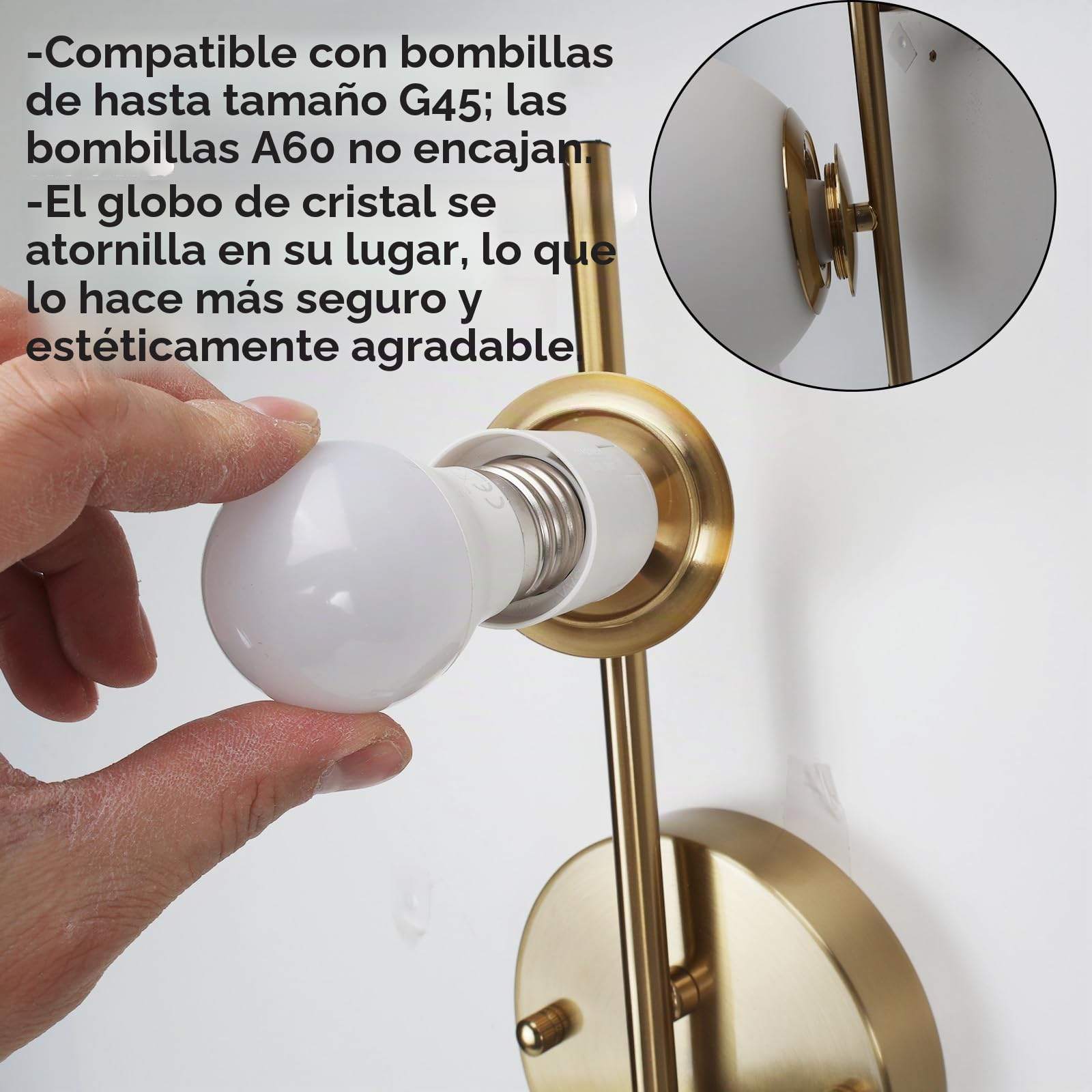 Alpinaluz Aplique de Pared Dorado, Lámpara de Pared con 2 Bolas de Cristal Opaco Blanco, Portalámparas E27 para Bombillas G45, Iluminación Decorativa para Dormitorio, Salón y Pasillo