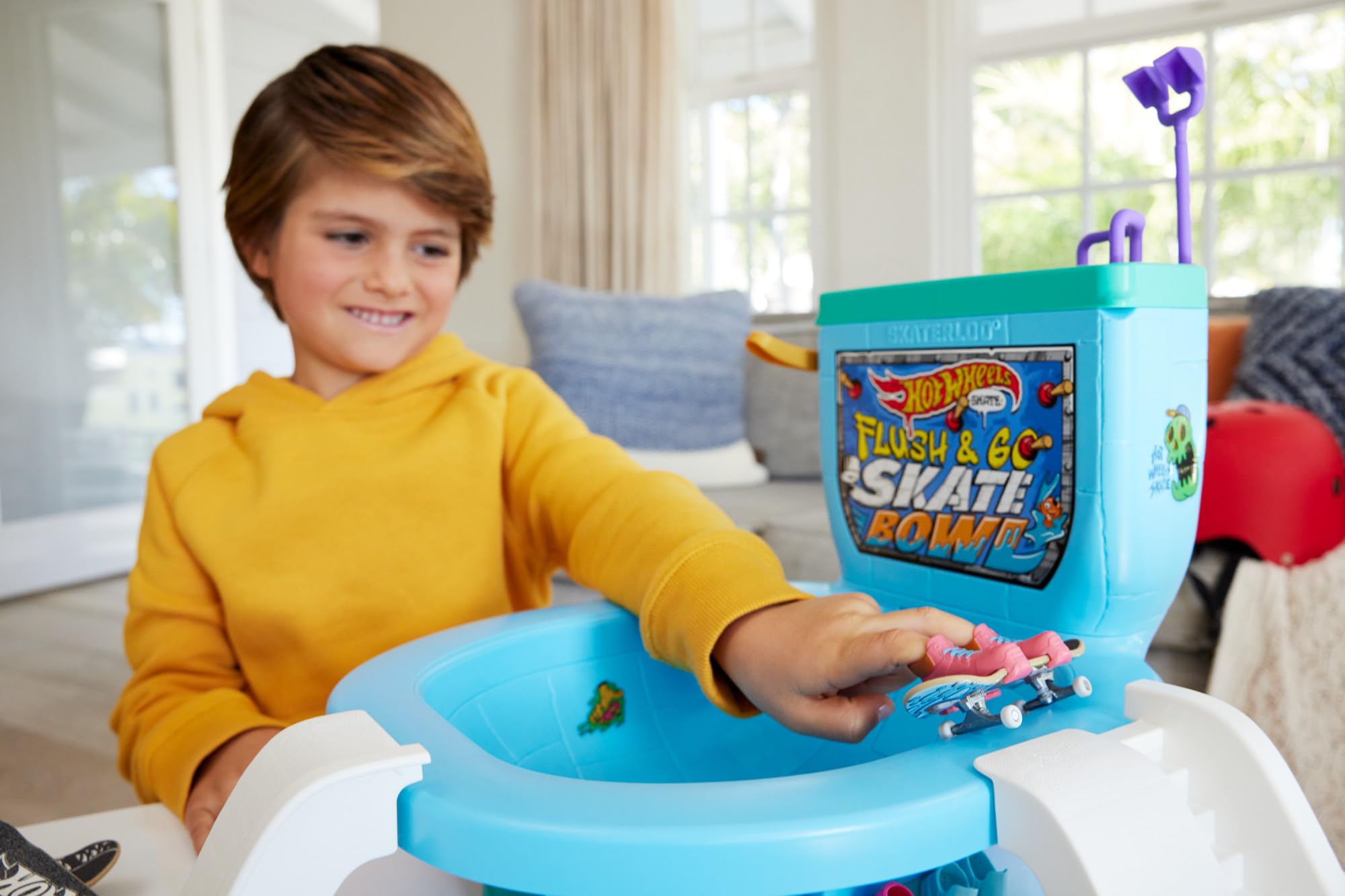 Hot Wheels Skate Tirez la Chasse : C’est Parti ! Coffret skatepark cuvette de toilettes avec 1 planche exclusive et 1 paire de chaussures, HXL16