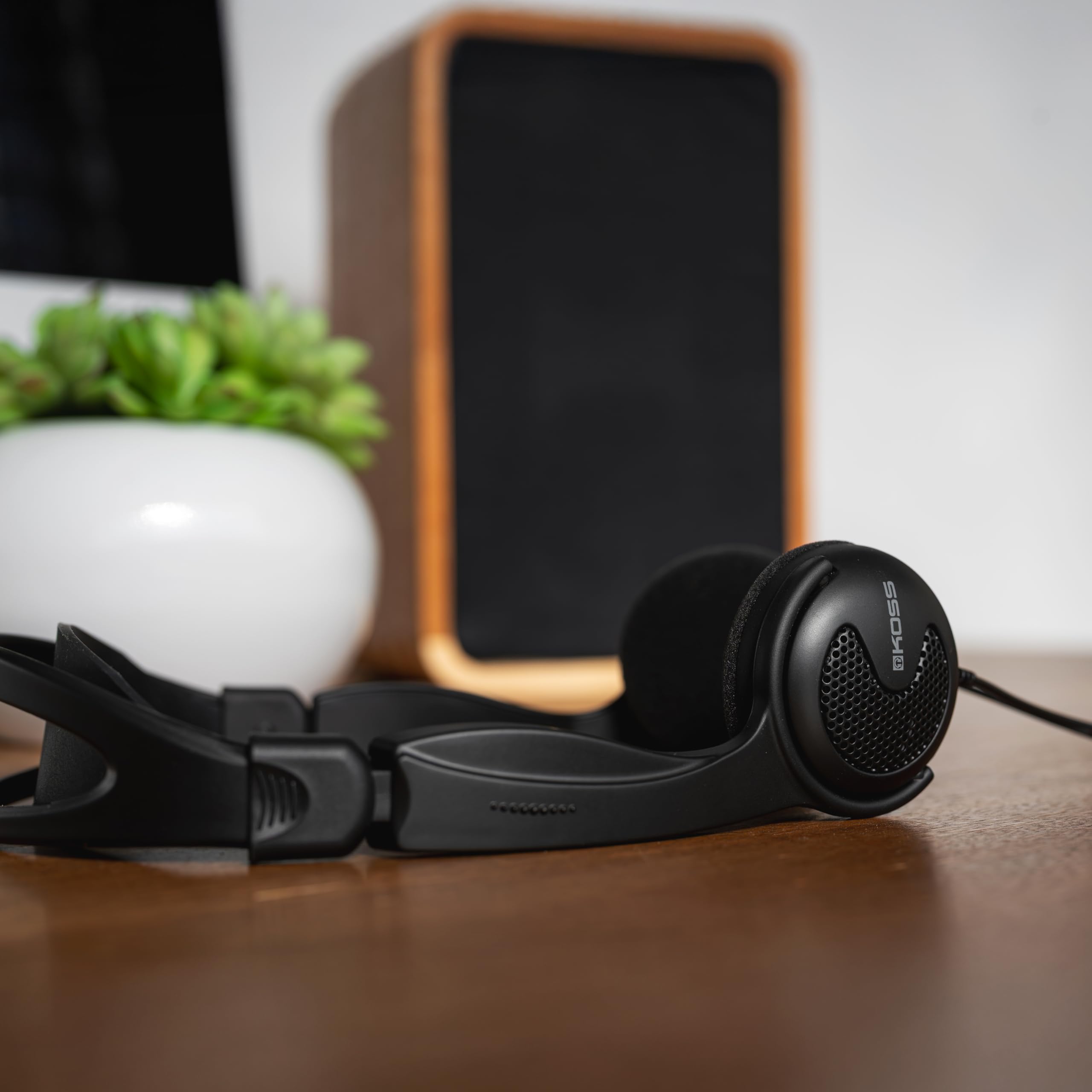 Koss KTXPro1 - Auriculares supraaurales de estilo retro, aspecto de los años 90, control de volumen en línea, enchufe de 3,5 mm, controladores dinámicos de titanio de 60 ohmios, color negro