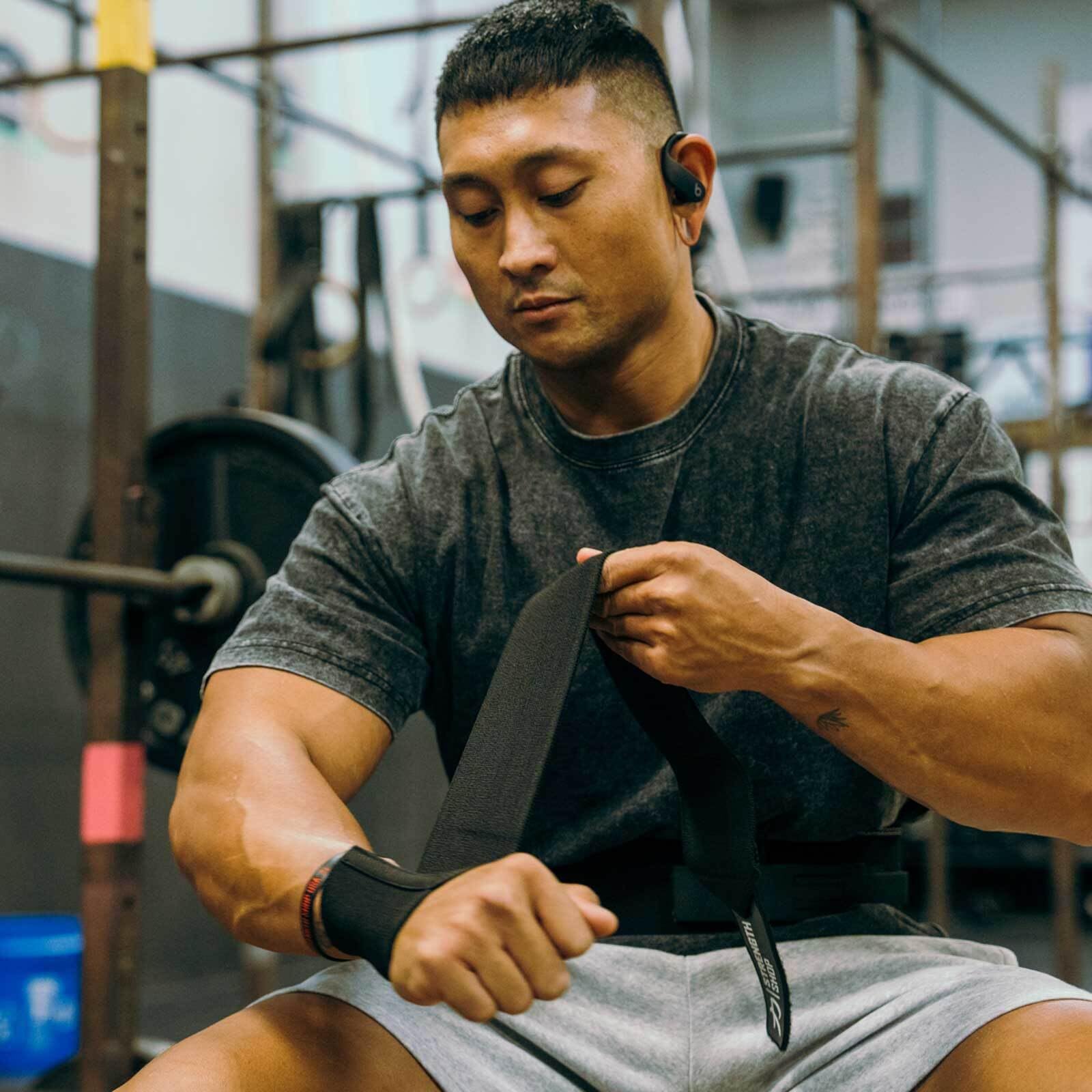 STRENGTH SHOP Polsini Palestra Certificati IPF, Polsiere Palestra con Chiusura a Strappo & Asola per il Pollice, fasce polsi palestra per Massima Stabilità & Protezione durante l’Allenamento